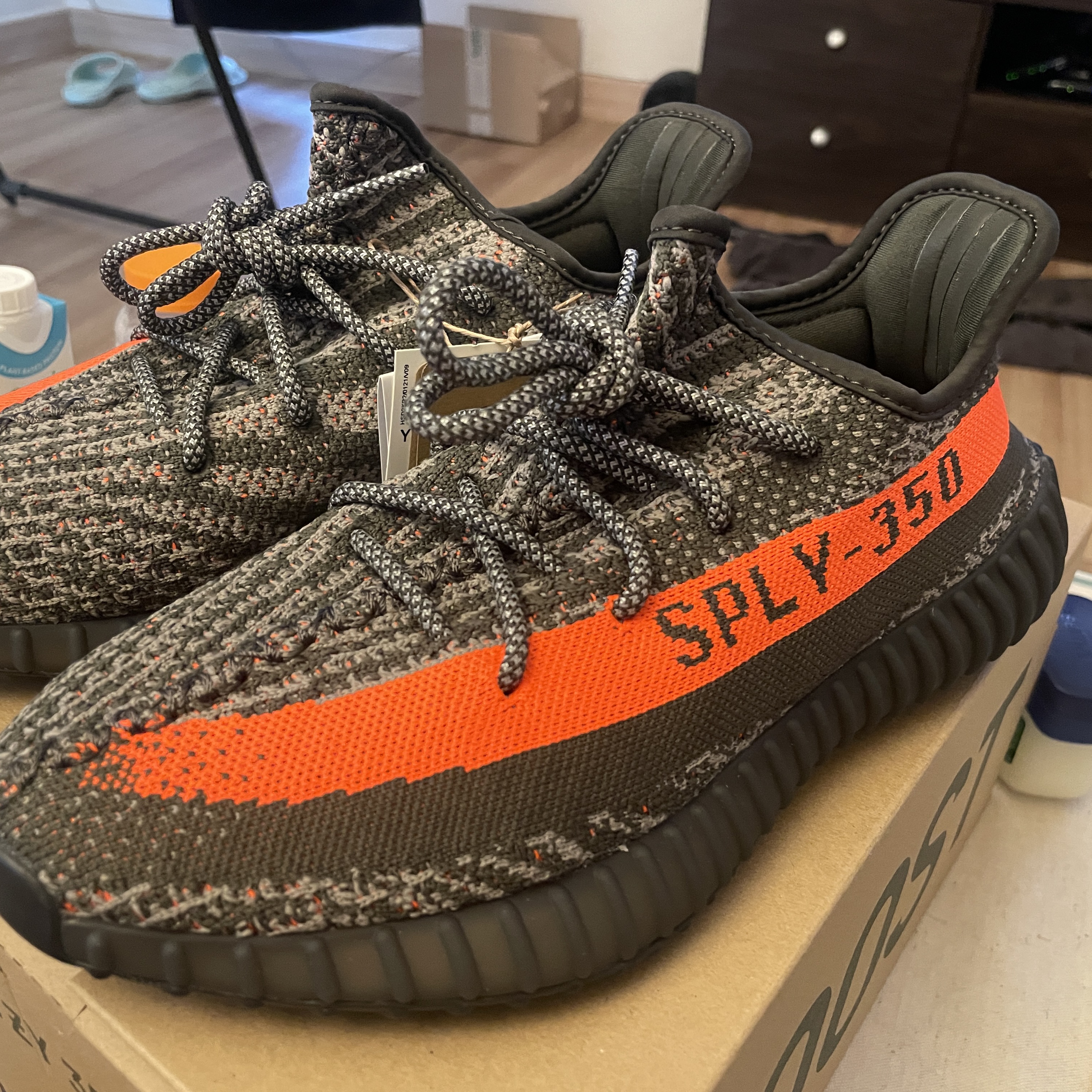 Adidas Yeezy Boost 350 V2 Carbon Beluga 착용 스타일