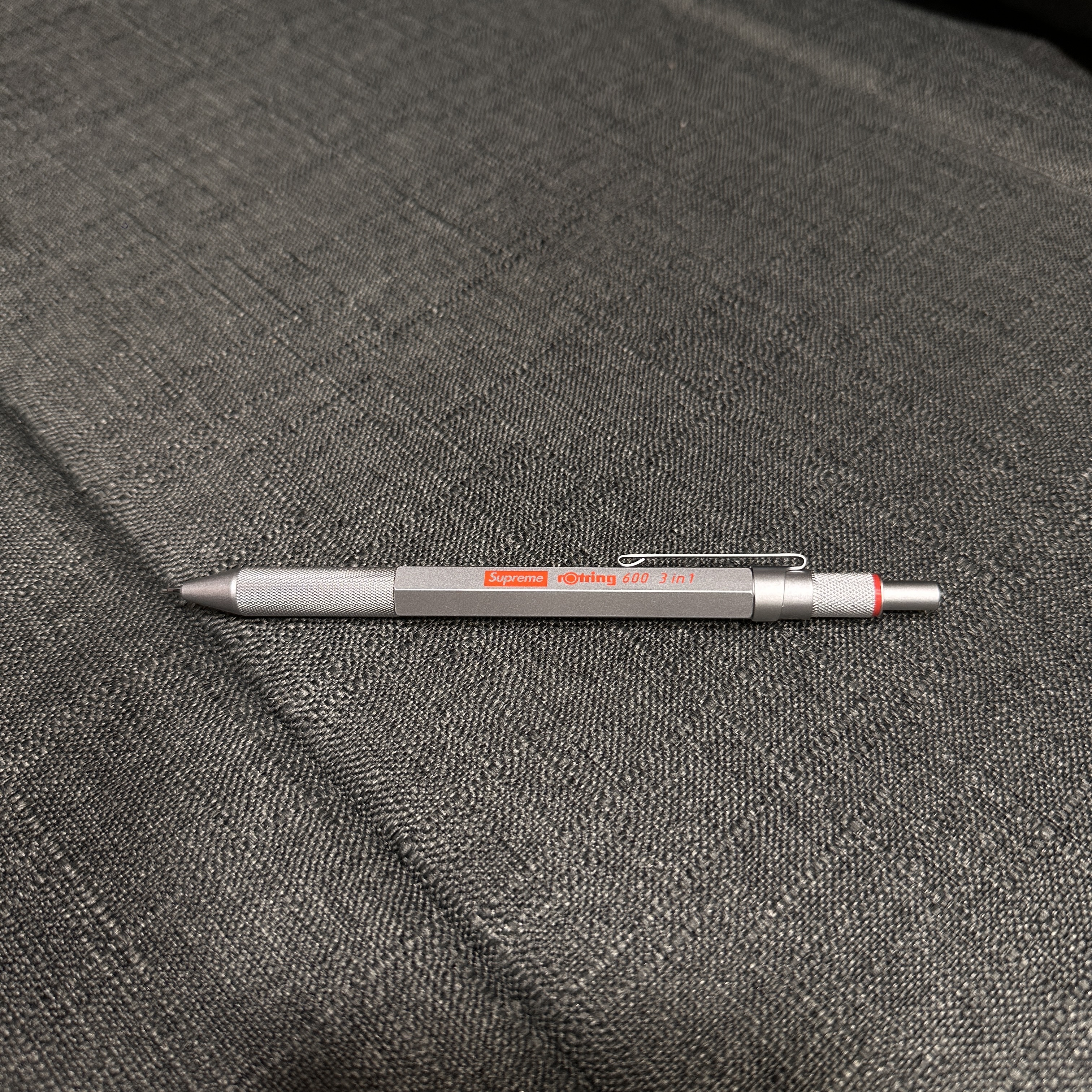 Supreme x Rotring 600 3-in-1 Silver - 23SS 착용 스타일
