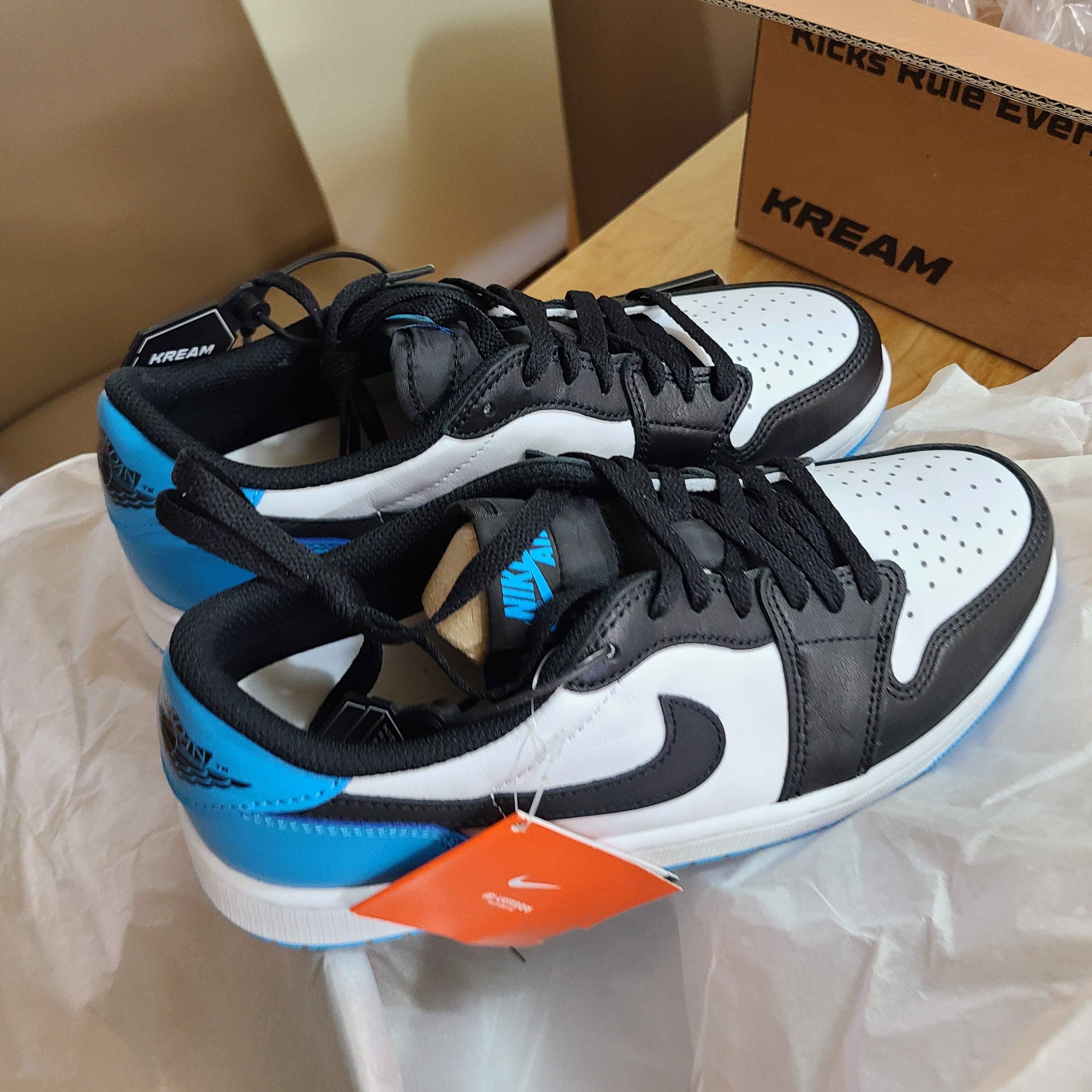 Jordan 1 Retro Low OG Black and Dark Powder Blue 착용 스타일