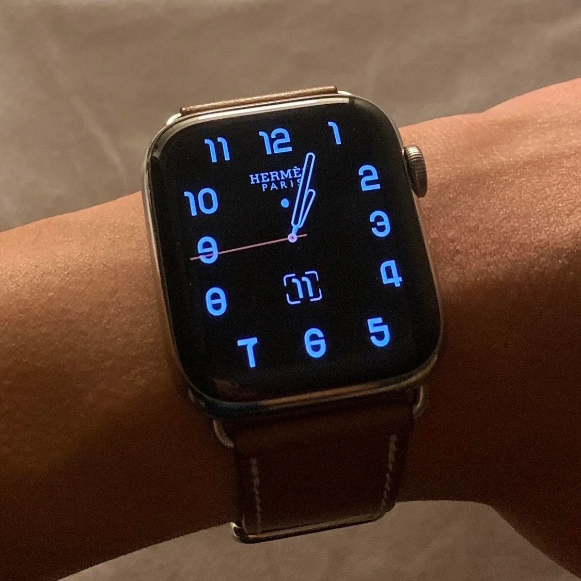 Apple Watch Hermes Series 7 45mm Silver Stainless Steel Case with Single Tour Deployment Buckle Noir (Korean Ver.) 착용 스타일