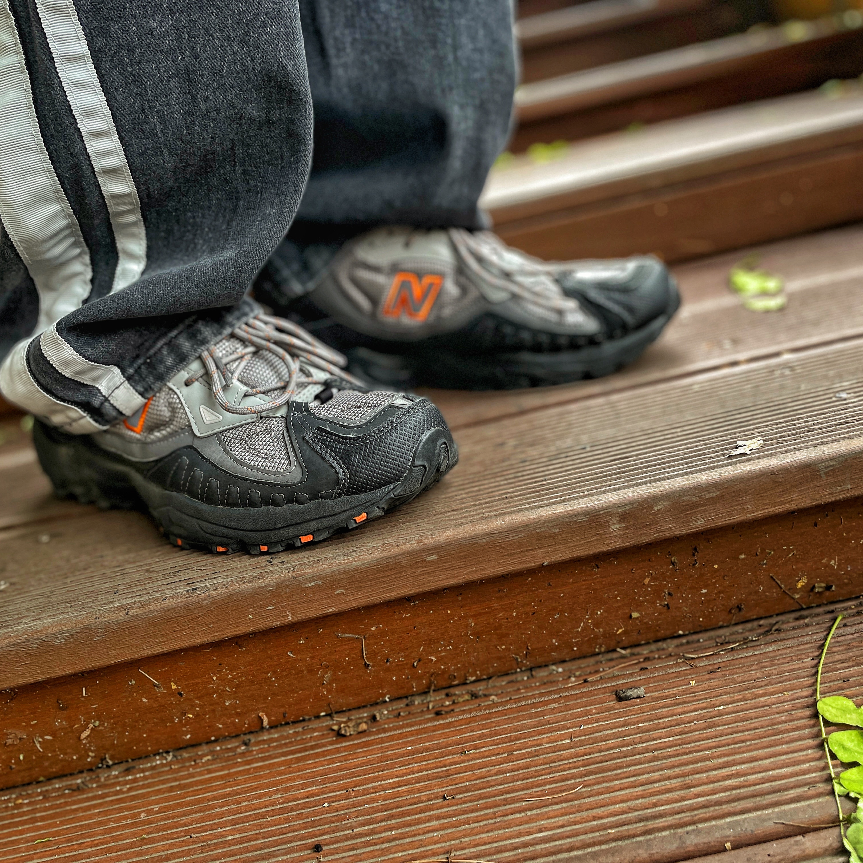 New Balance 703 Grey Black Orange 착용 스타일 - 2