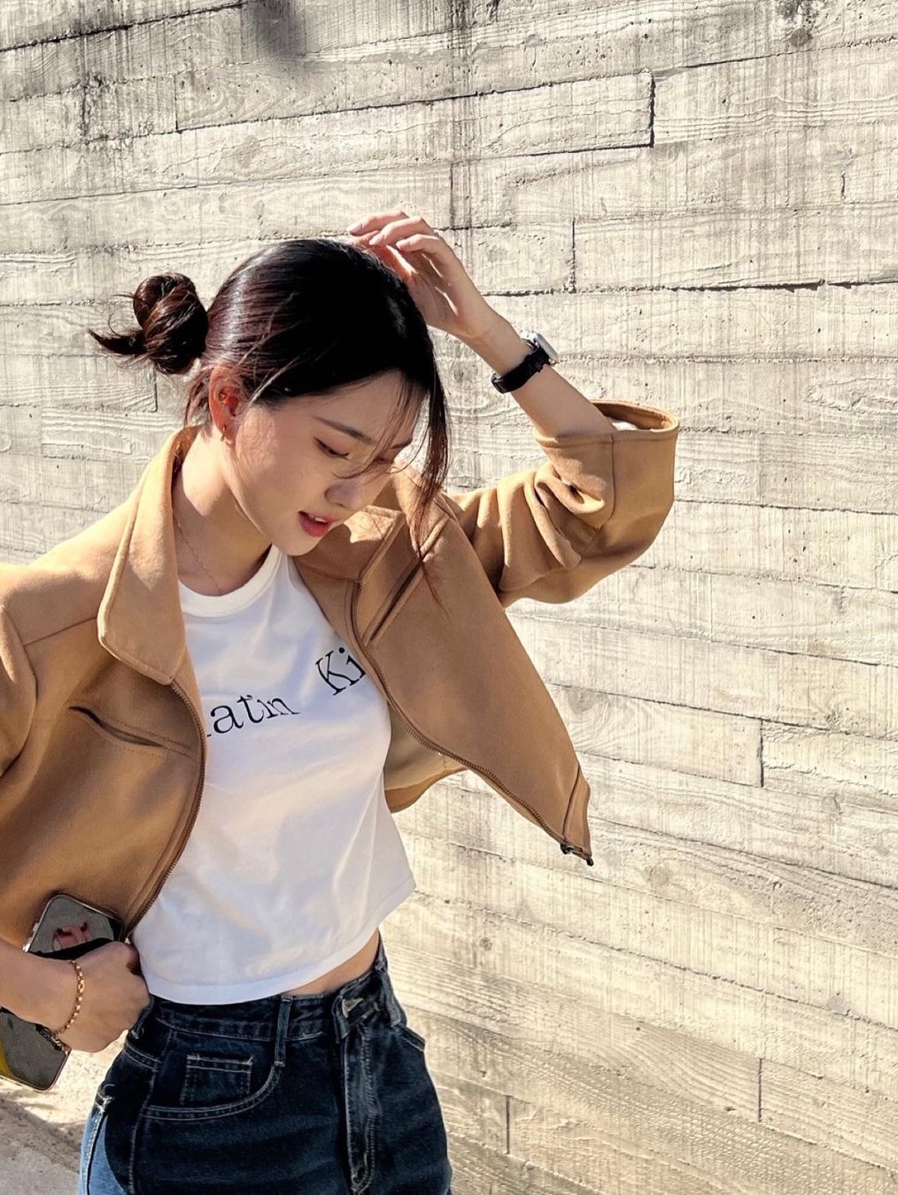 (W) Matin Kim Logo Silket Crop Top White, (W) Matin Kim Logo Silket Crop Top Black 착용 스타일
