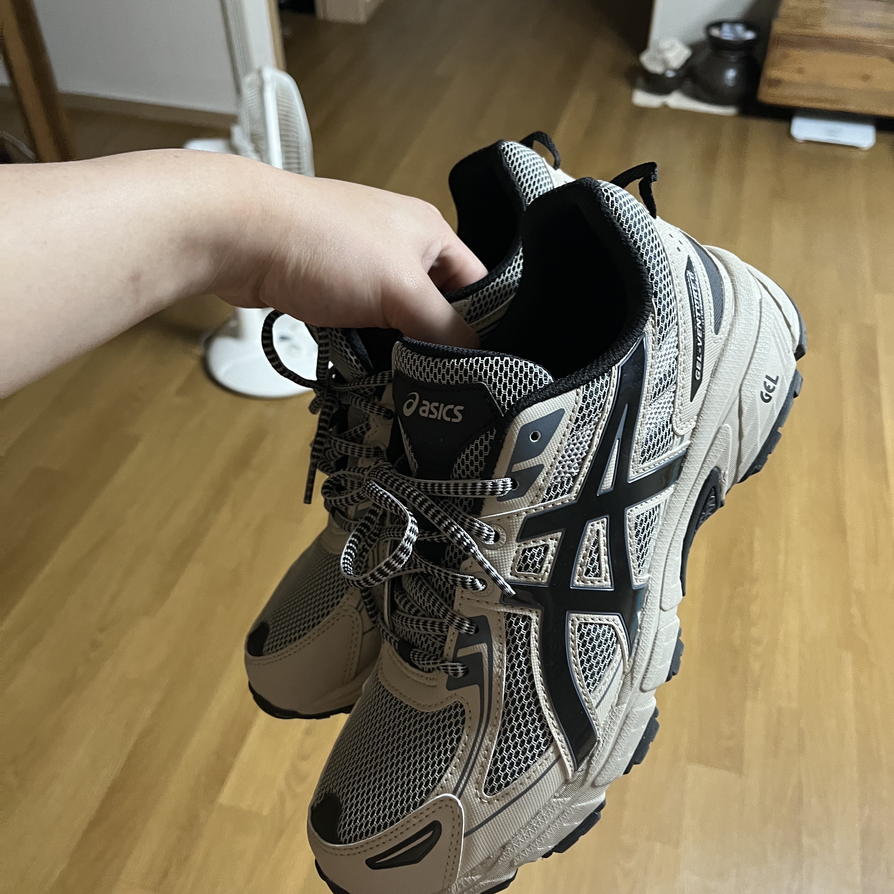 Asics Gel-Venture 6 Feather Grey Black 착용 스타일