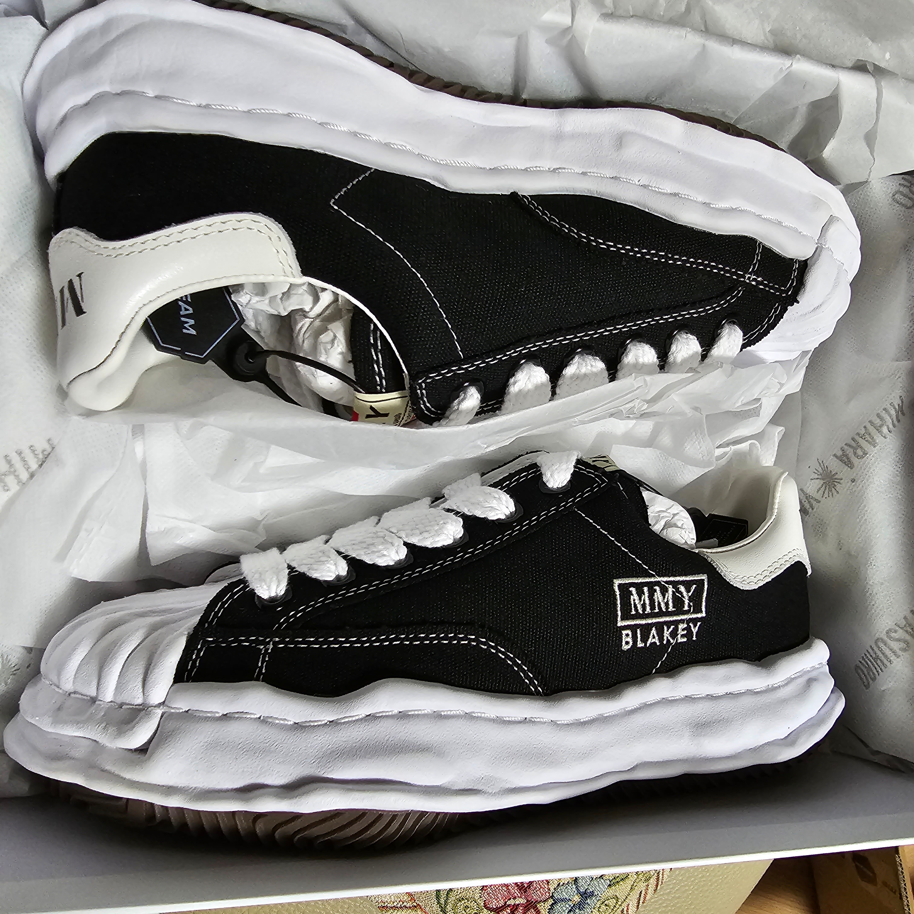 Maison Mihara Yasuhiro Blakey OG Sole Canvas Low-top Sneakers Black White 착용 스타일