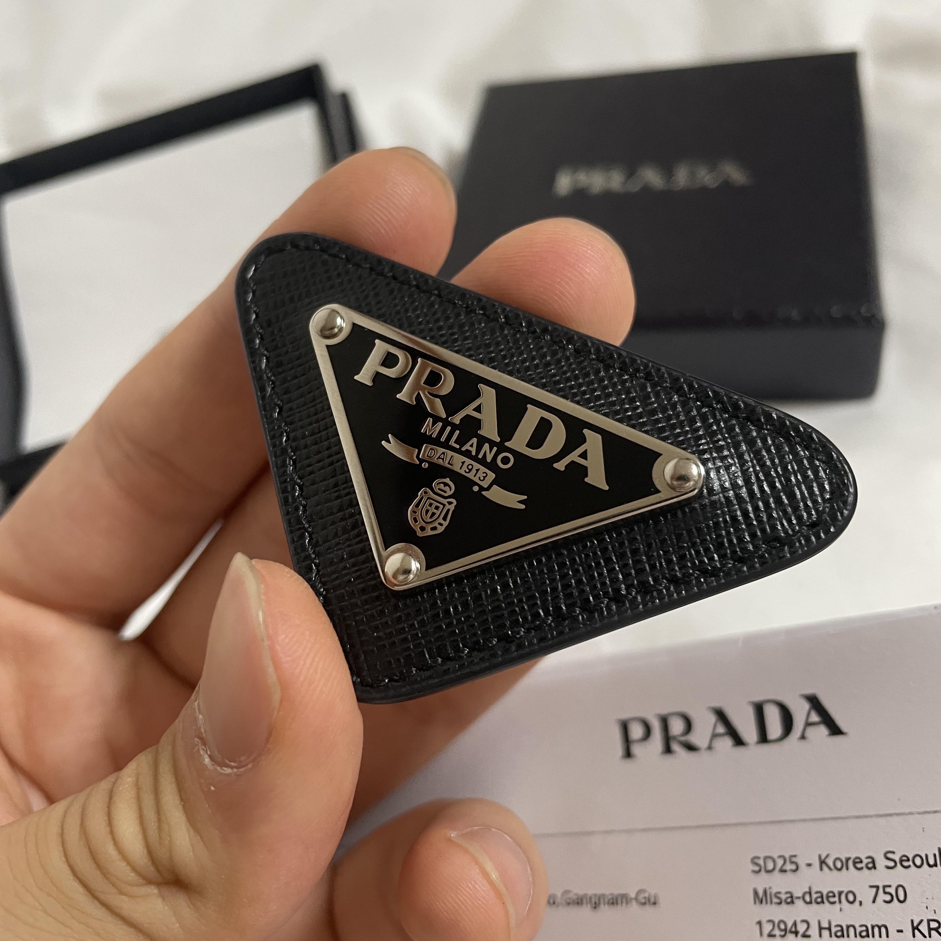 Prada Enameled Triangle Pin with Saffiano Trim Black 착용 스타일 - 1