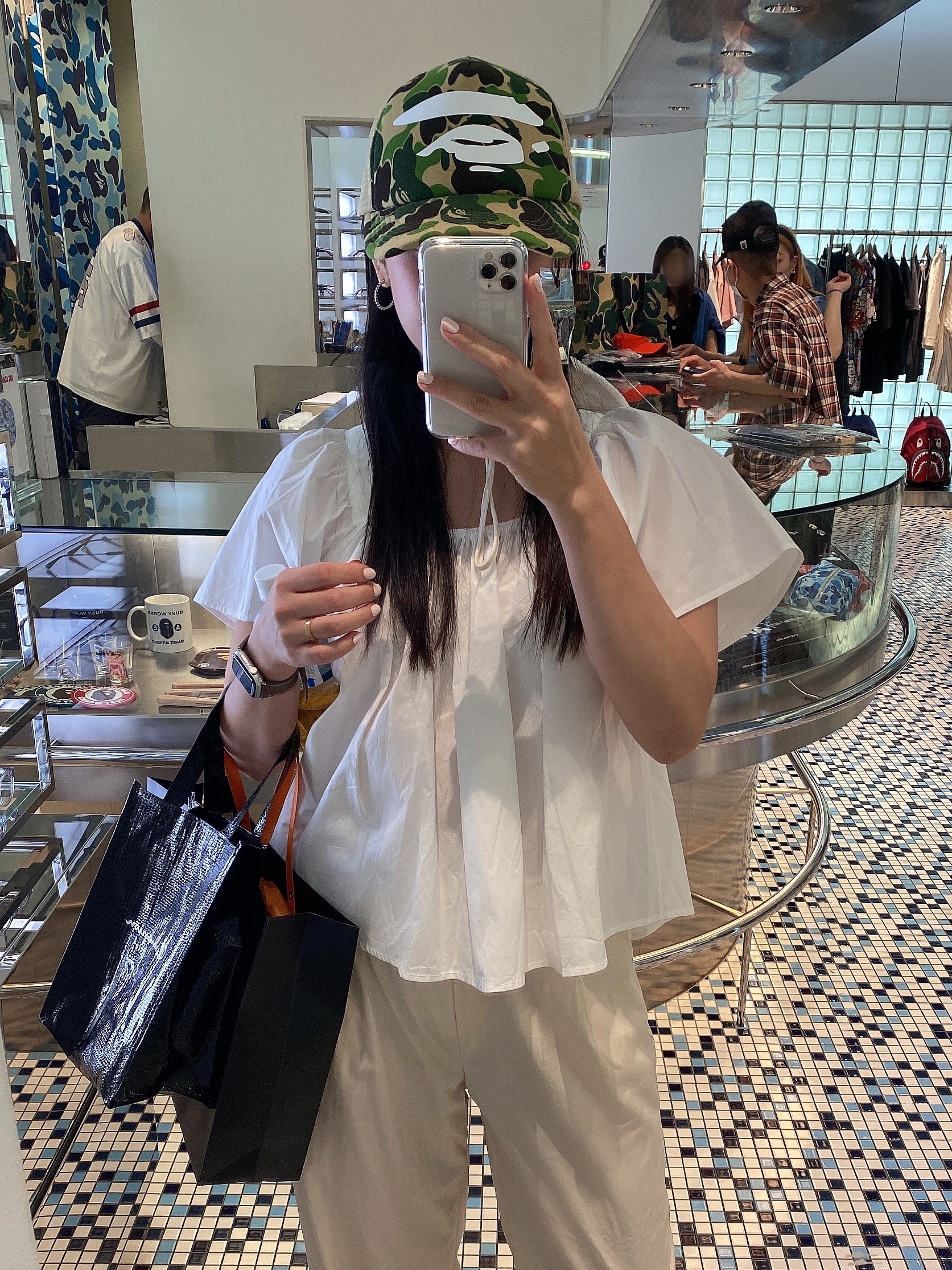 Jacquemus Le Bob Artichaut Bucket Hat Off White, Oofos OOriginal Black 착용 스타일 - 5