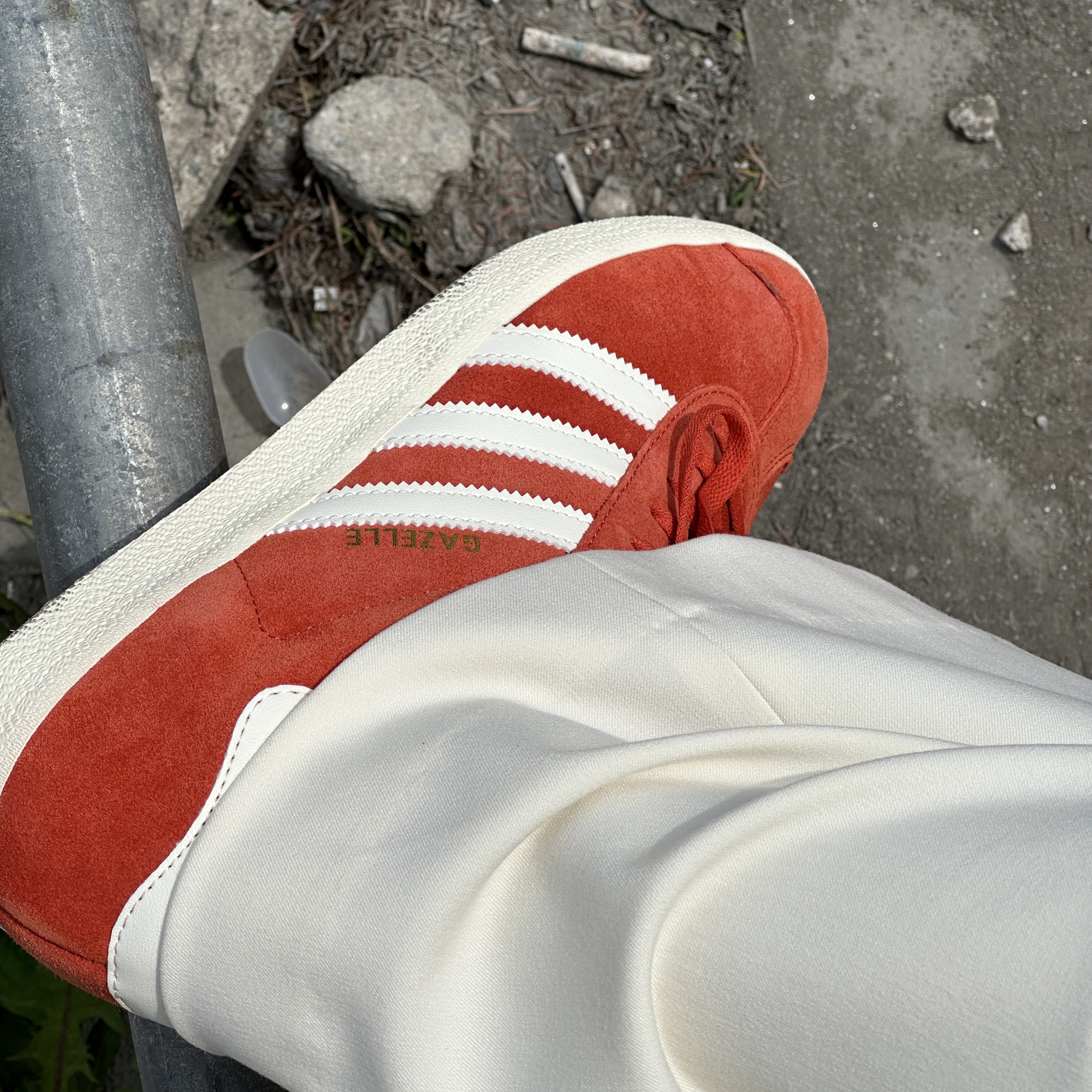 Adidas Gazelle Preloved Red Off White 착용 스타일