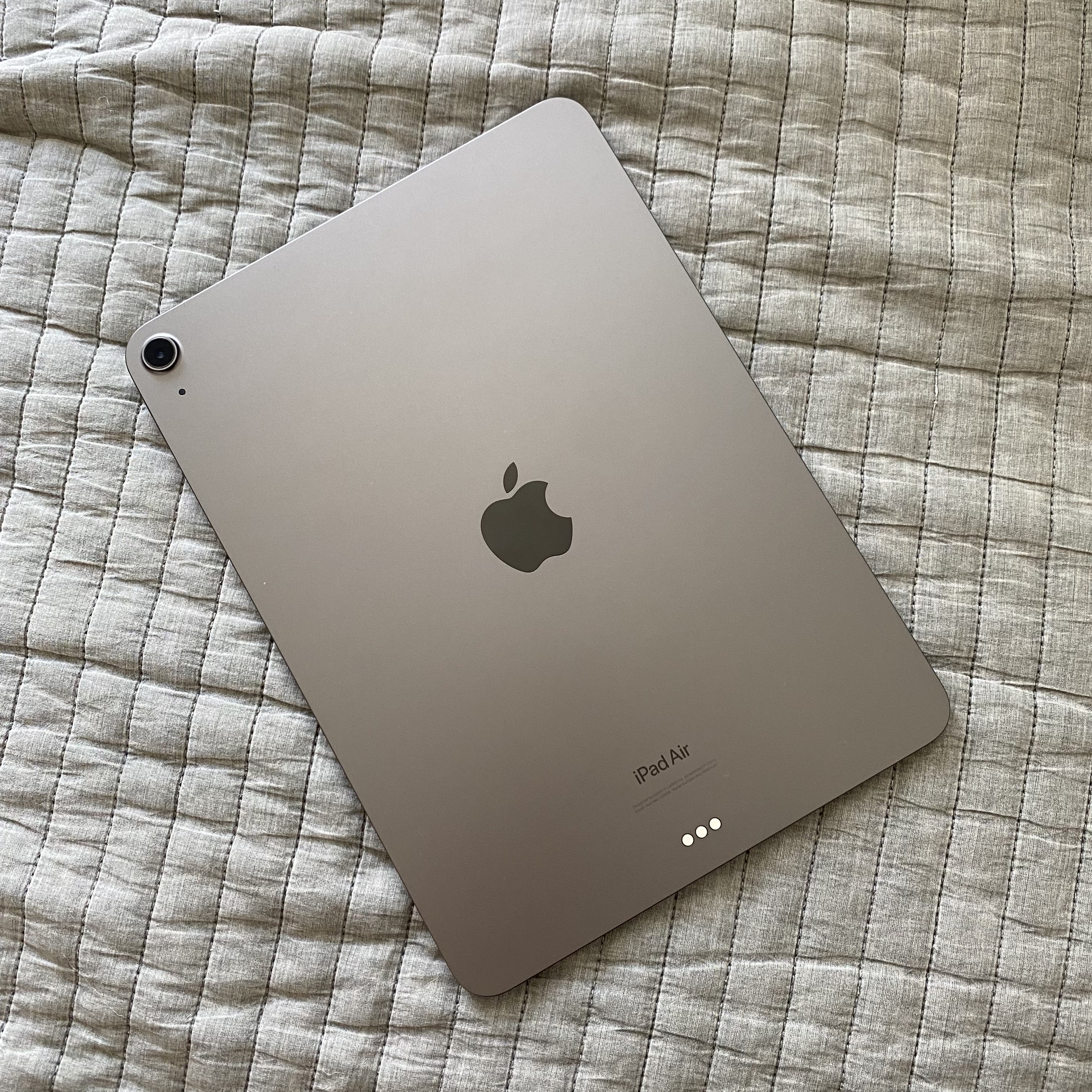 Apple iPad Air 5th Gen Wifi 64GB Space Gray (Korean Ver.) 착용 스타일 - 2