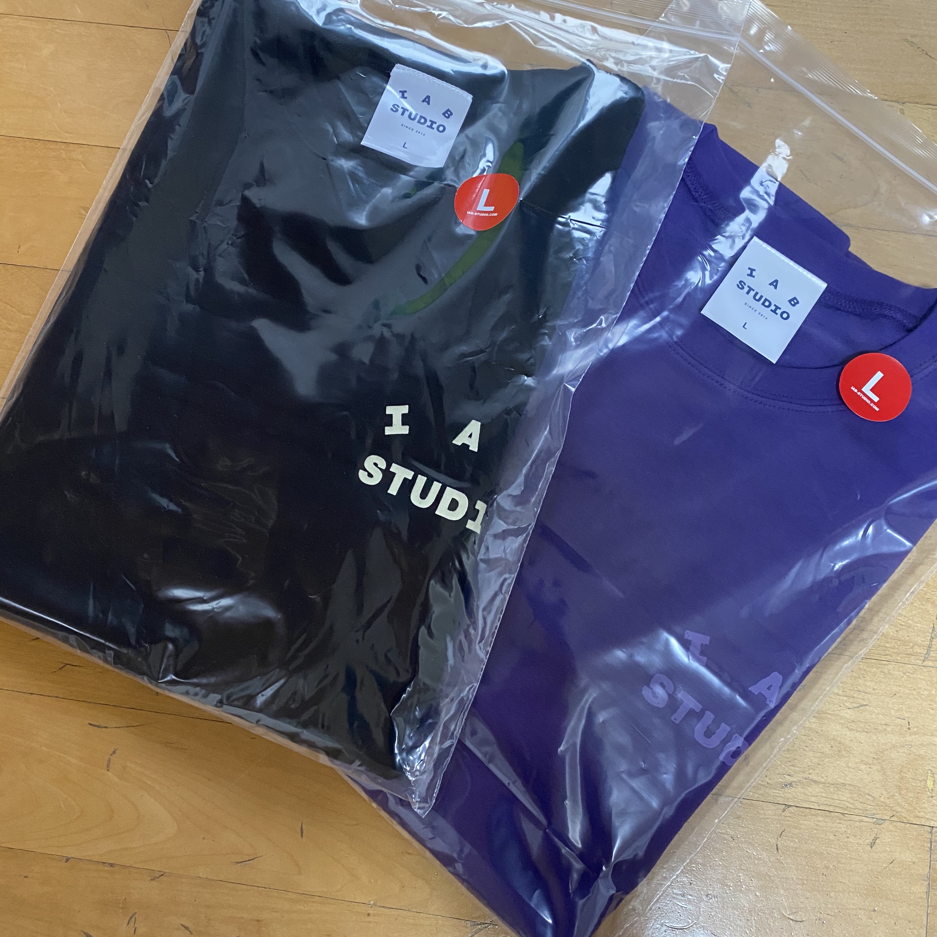 IAB Studio Black Glow T-Shirt, IAB Studio Long Sleeve T-Shirt Purple Splashed 착용 스타일