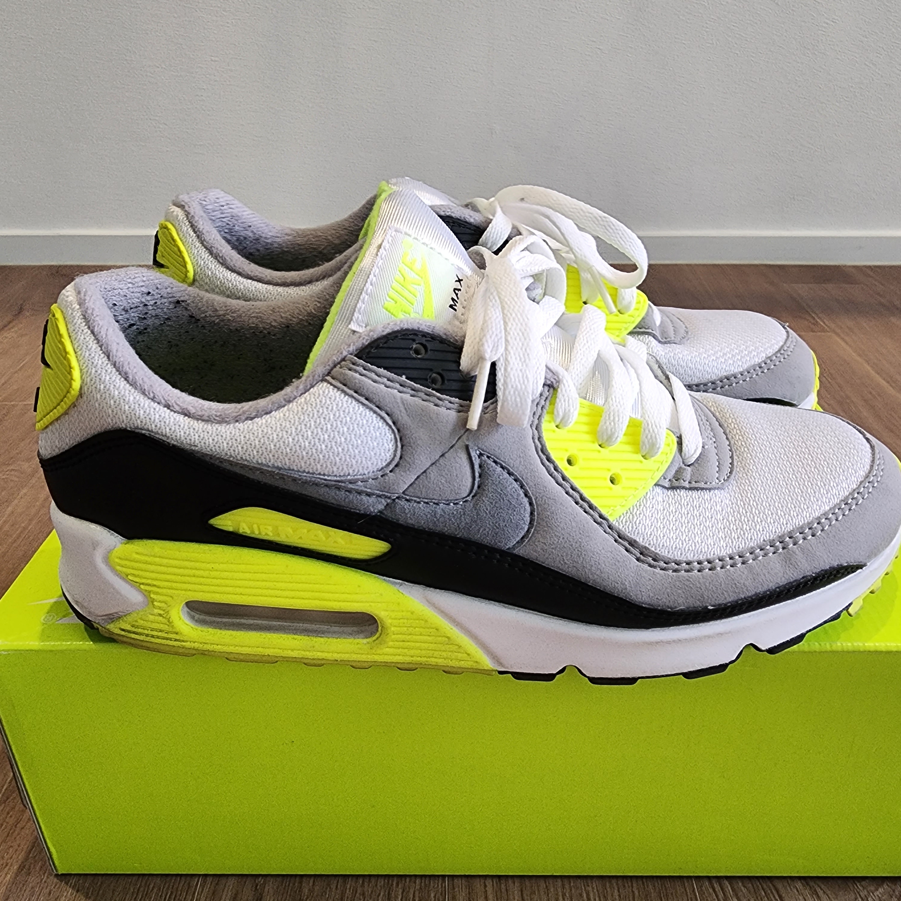 Nike Air Max 90 OG Volt 2020 착용 스타일 - 2