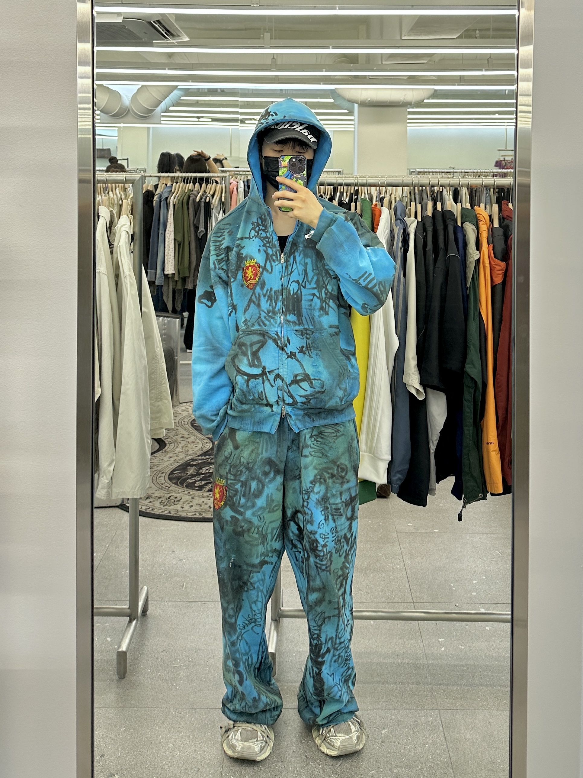 Balenciaga Skater Graffiti Zip-Up Hoodie Heather Grey, Balenciaga Skater Baggy Sweatpants Grey 착용 스타일 - 2