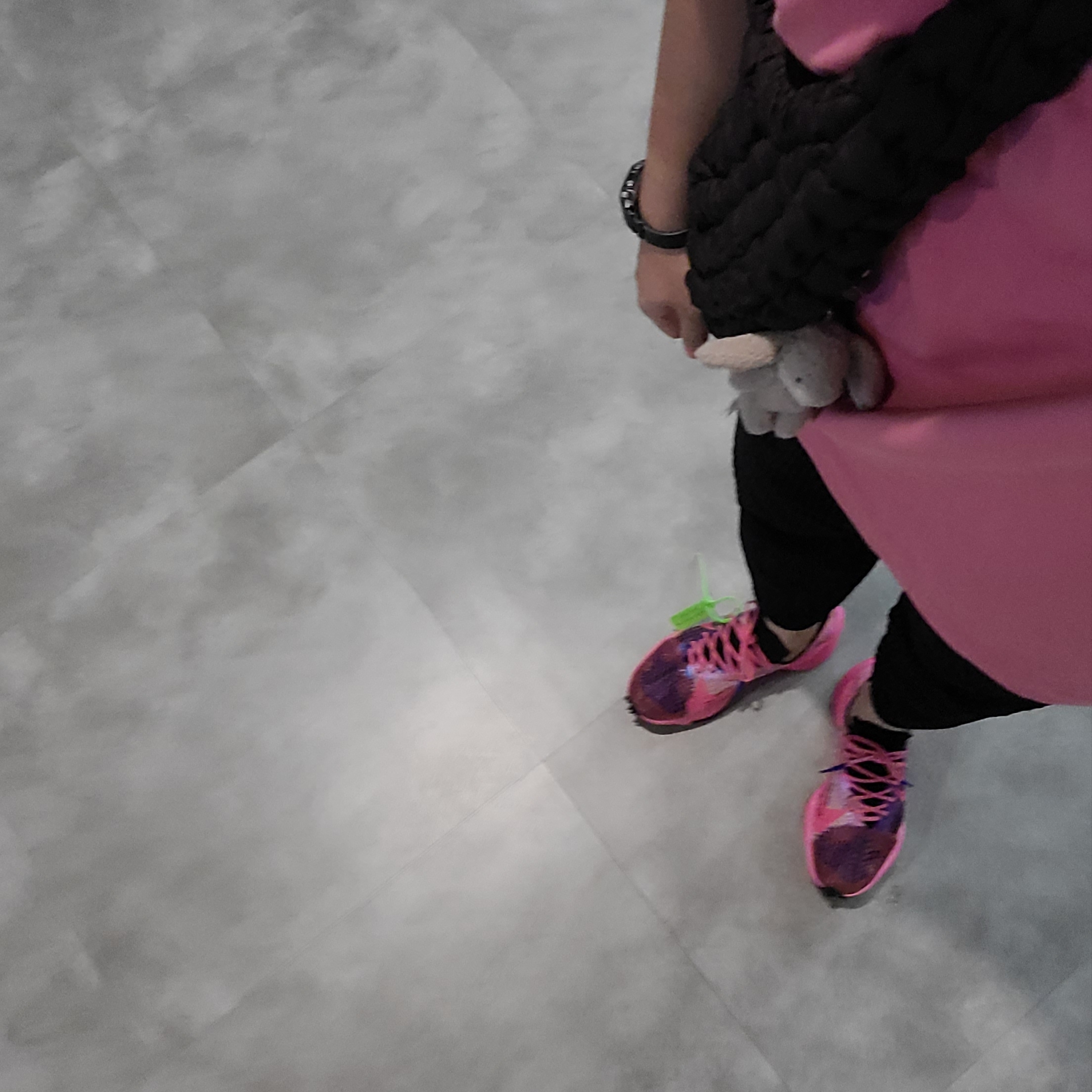 Nike x Off-White Air Zoom Tempo Next% Pink Glow, COS Quilted Oversized Shoulder Bag Black 착용 스타일