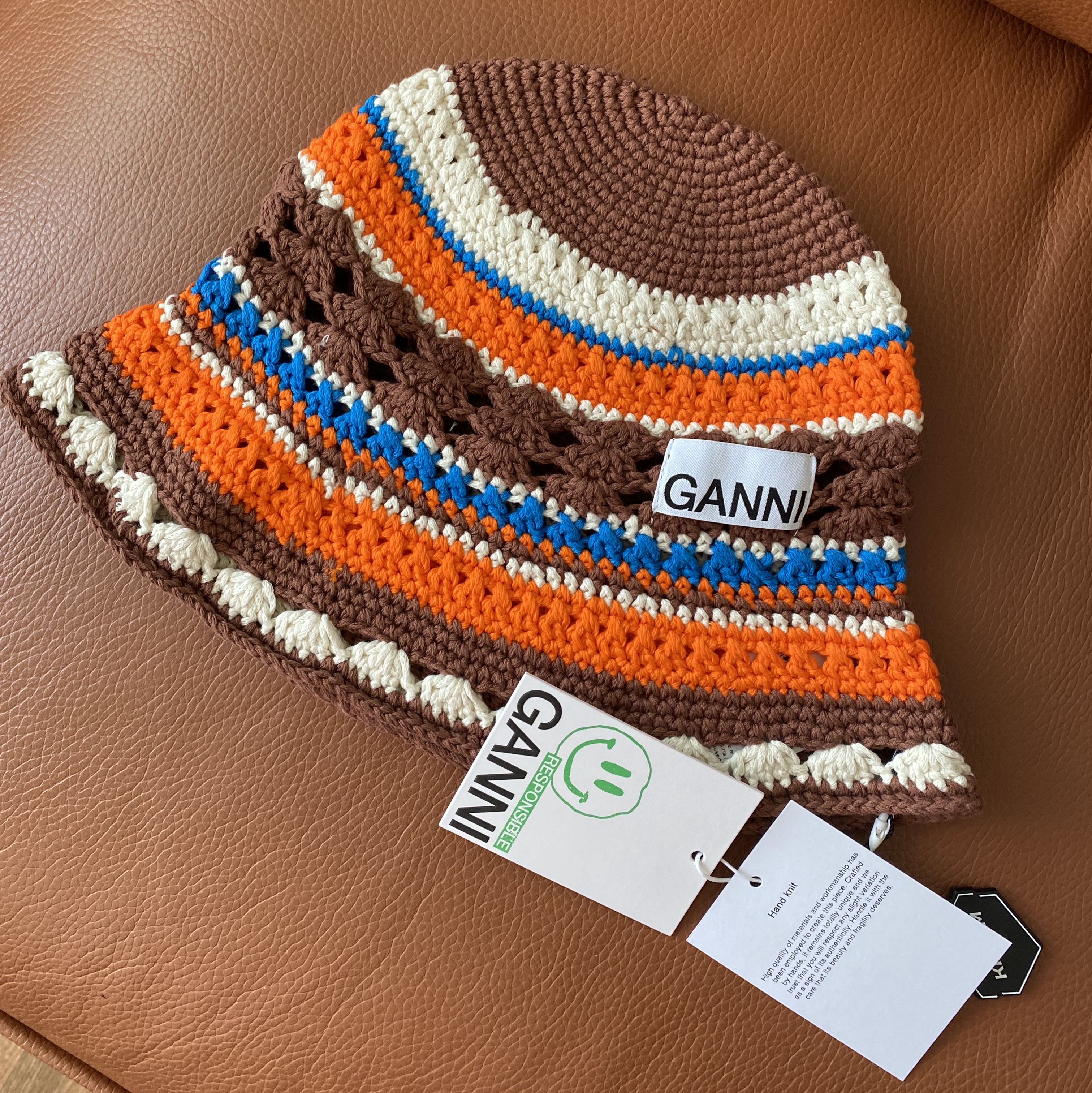 Ganni Bucket Hat Root Beer 착용 스타일
