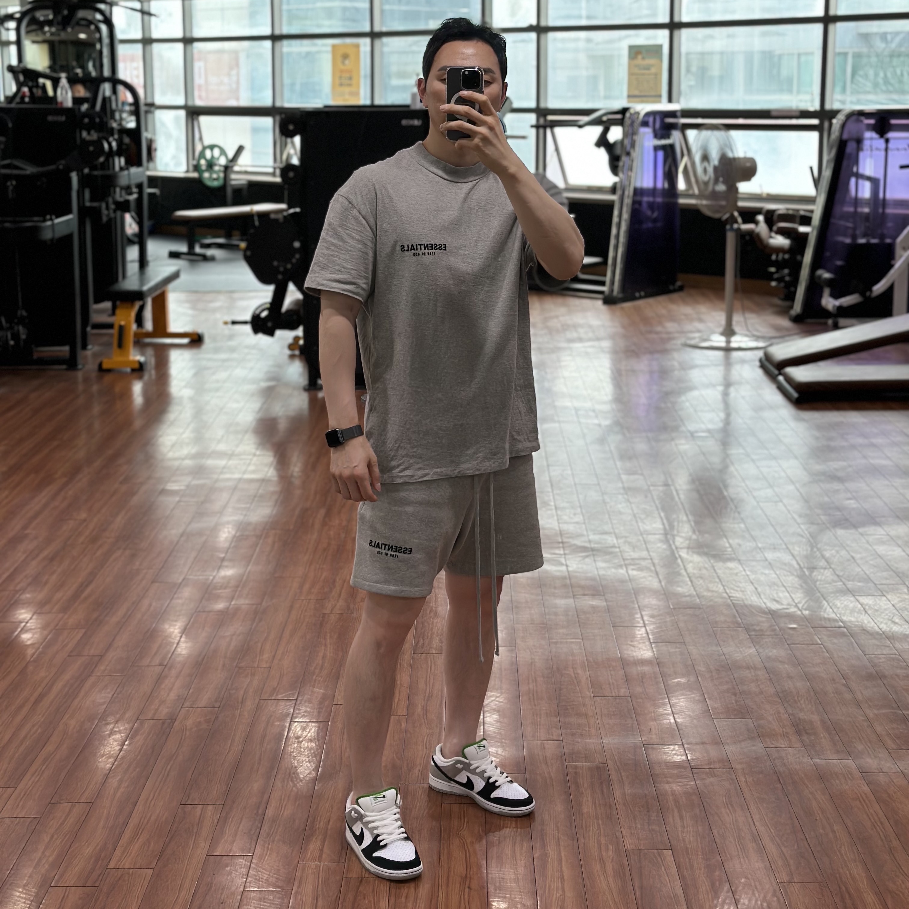 Nike SB Dunk Low Pro Chlorophyll, Essentials The Core Collection Sweatshorts Dark Oatmeal 착용 스타일