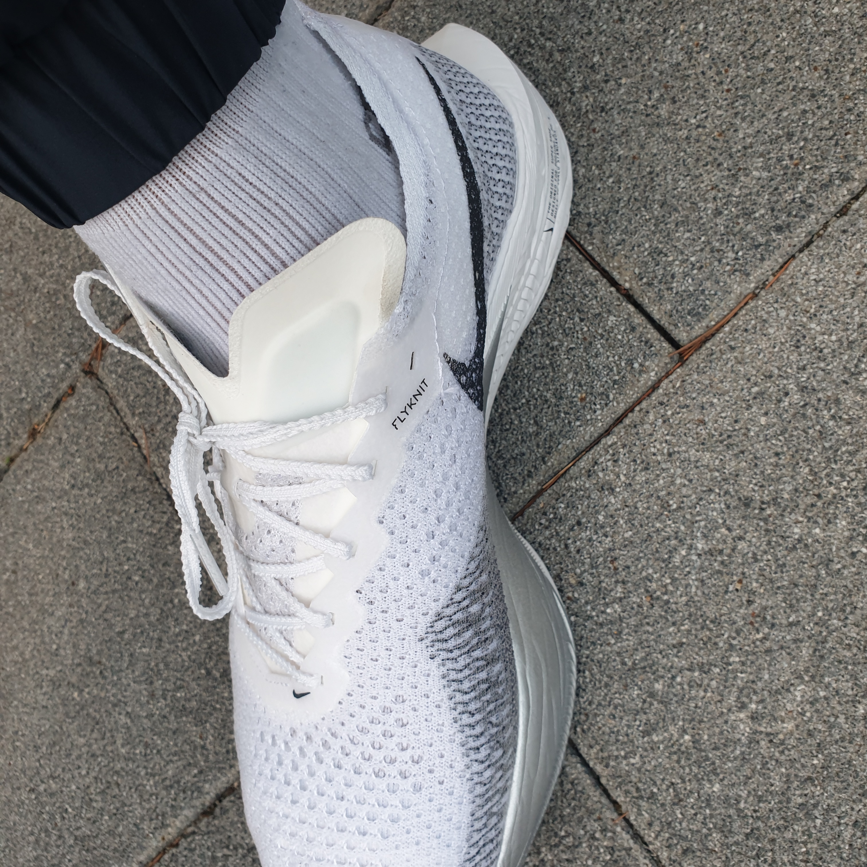 Nike ZoomX Vaporfly Next% 3 White Grey 착용 스타일 - 3