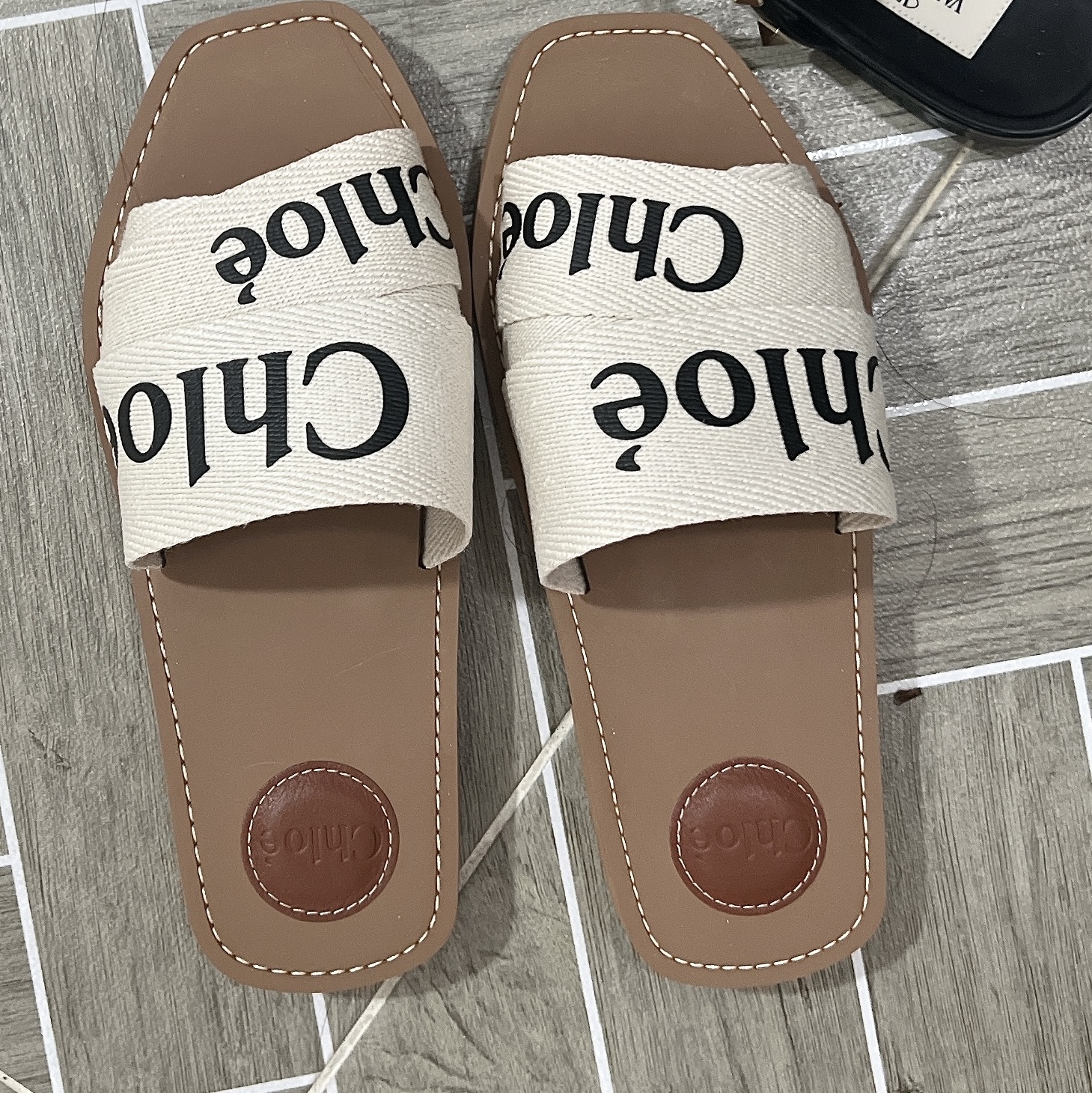 (W) Chloe Woody Flat Mule White 착용 스타일