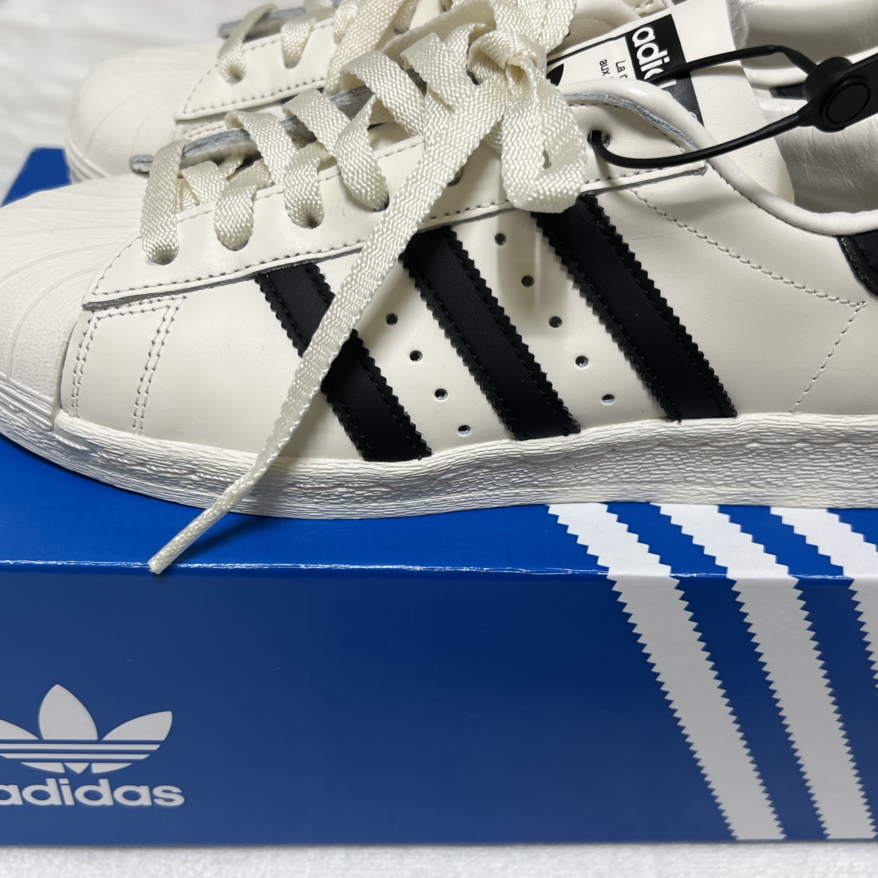 Adidas Superstar 82 White Black 착용 스타일 - 1