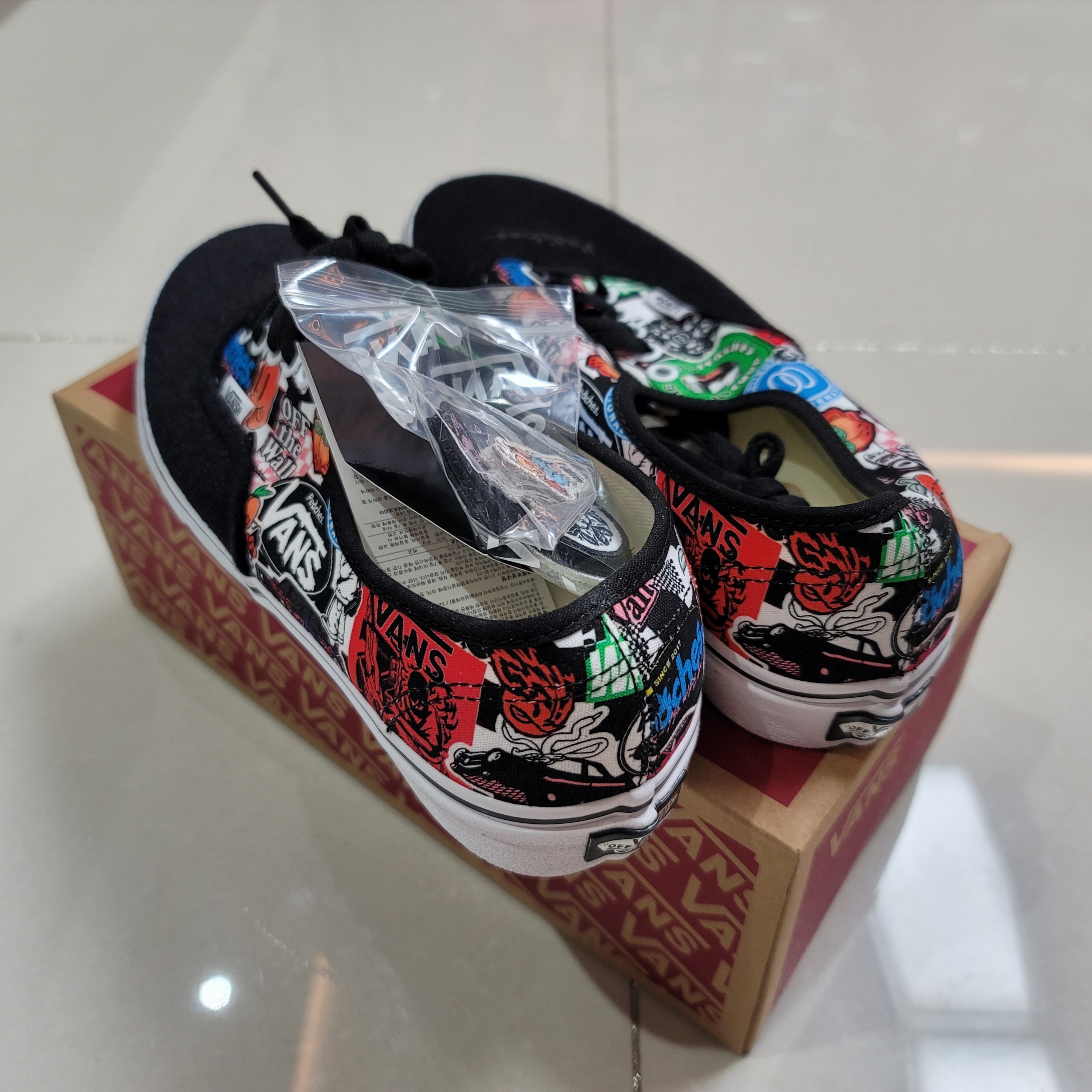 Vans x Peaches. Authentic Black Multi, Vans Vault x Gallery Dept. OG Old Skool LX 착용 스타일 - 3