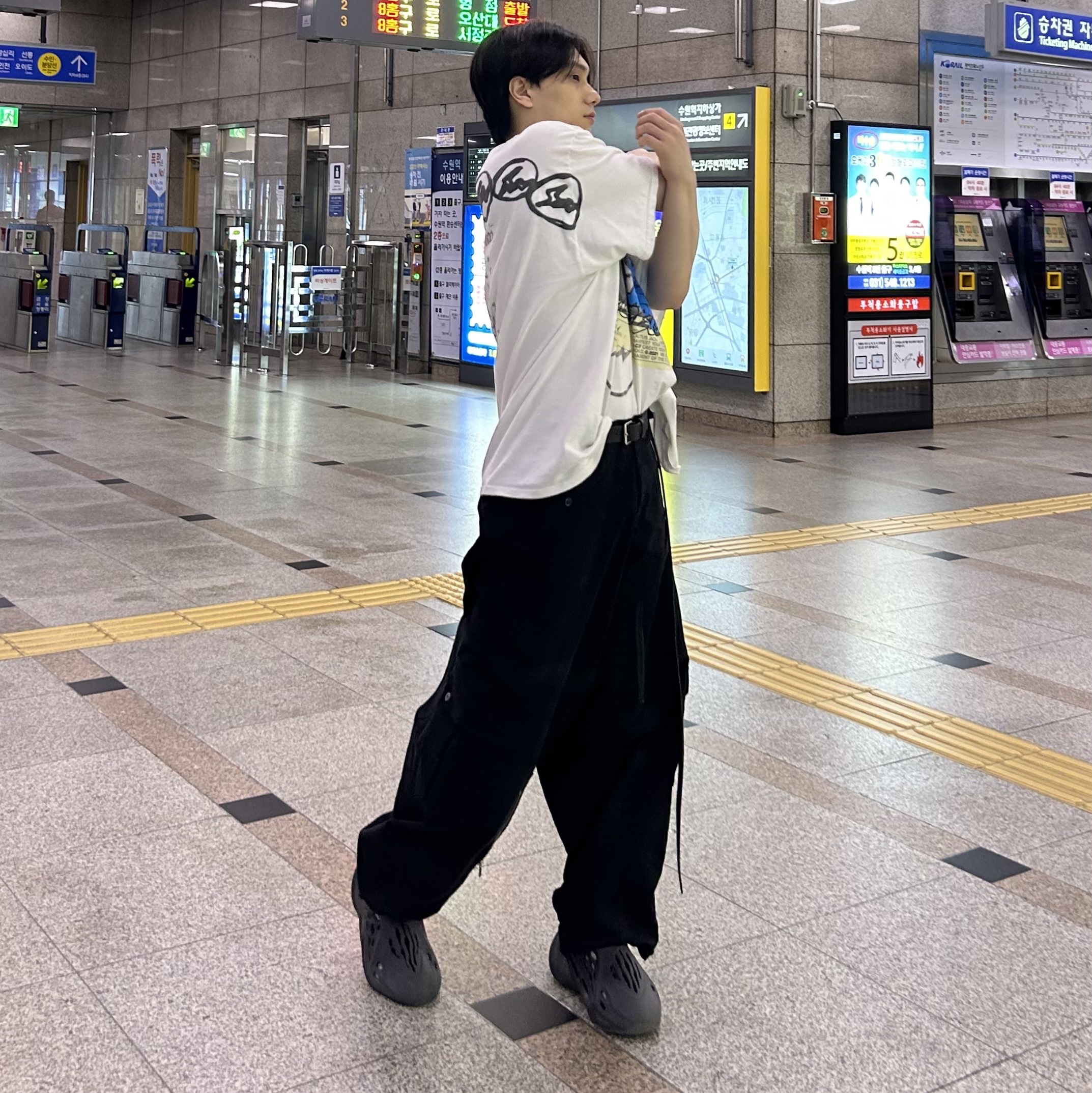 Adidas Yeezy Foam RNNR Onyx 착용 스타일 - 3