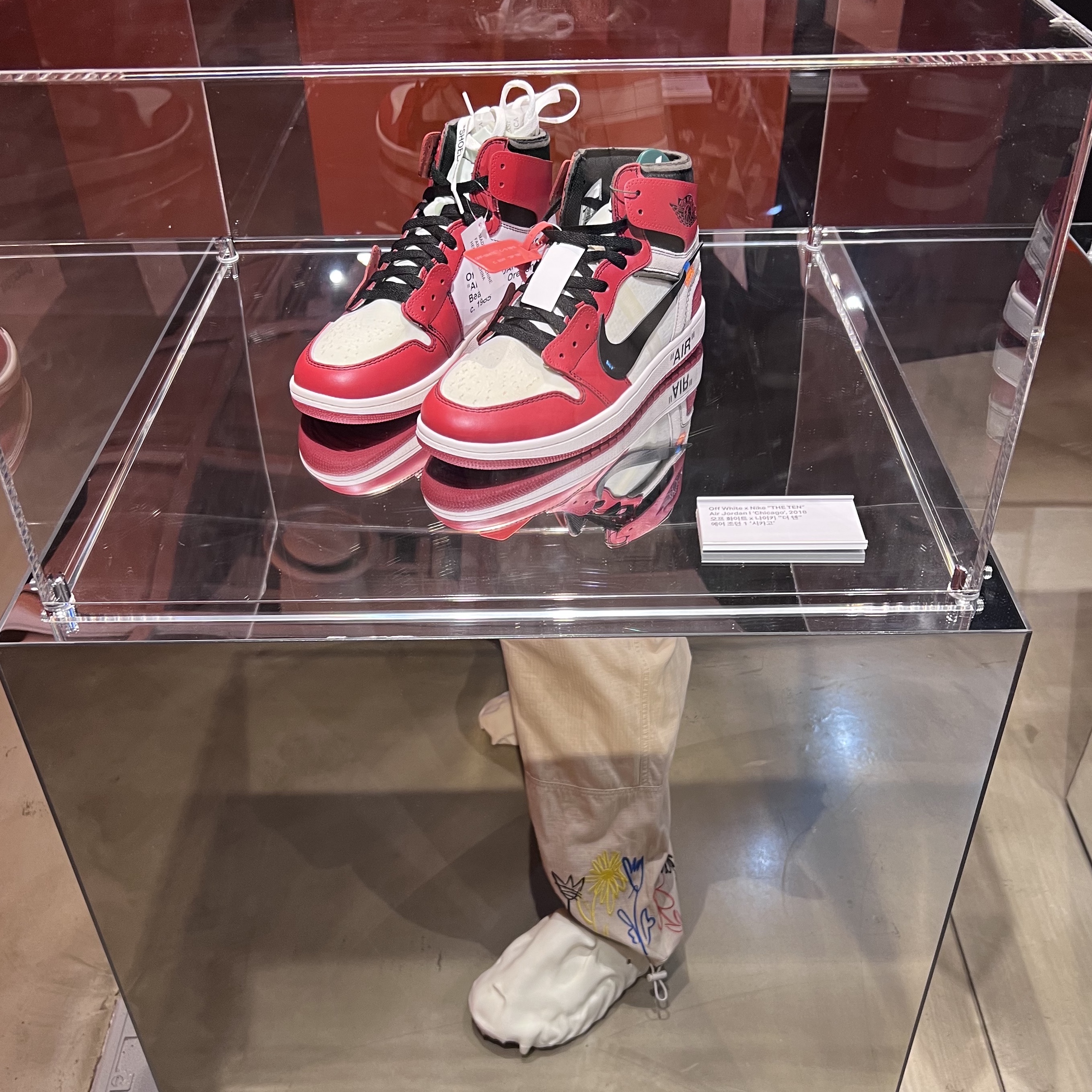 Jordan 1 x Off-White Retro High Chicago The Ten, Nike x Staple Dunk SB Low NYC Pigeon 착용 스타일 - 1