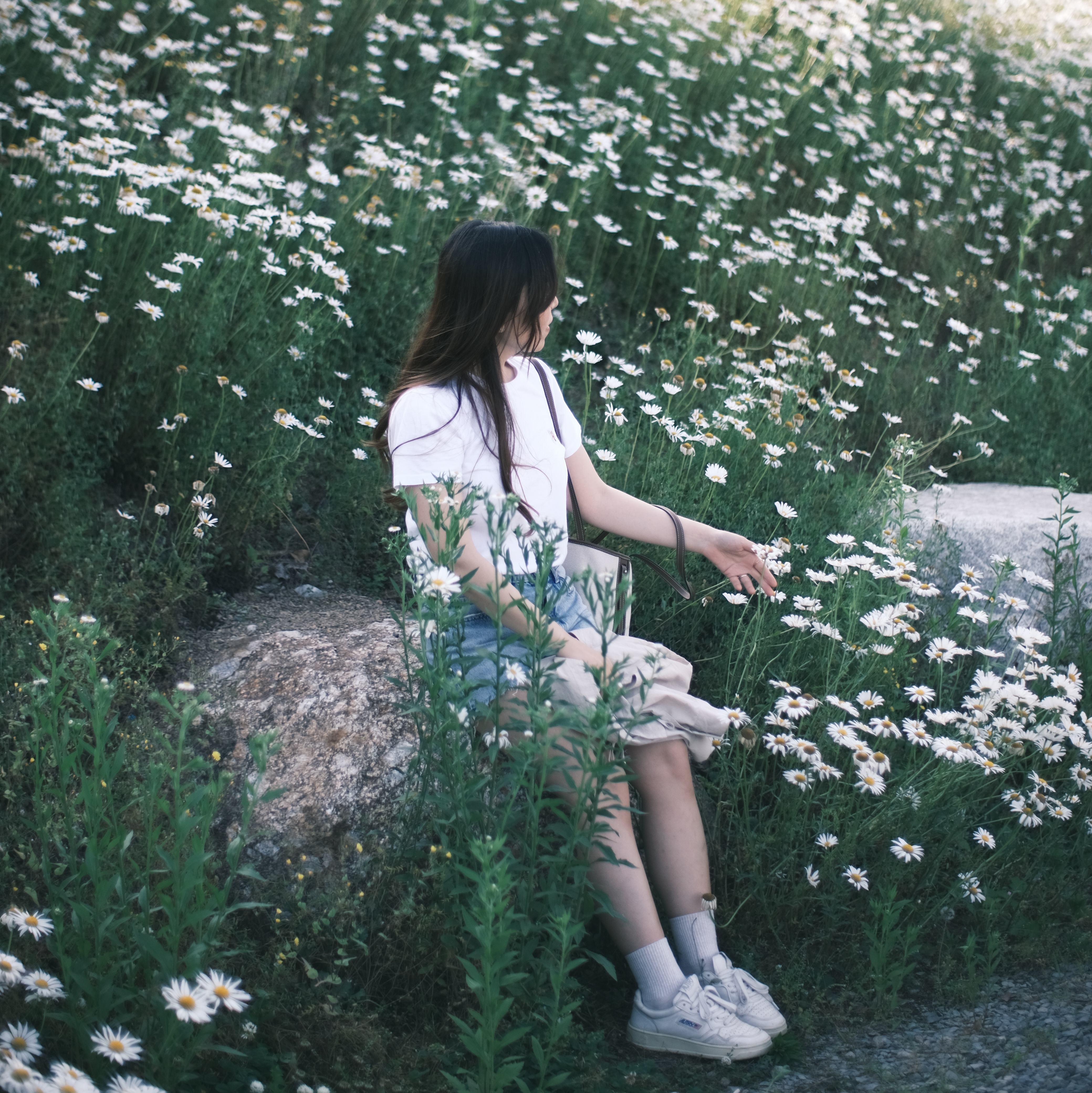 (W) Autry Medalist Low Goatskin Sneakers White, Maison Kitsune Chillax Fox Patch Classic T-Shirt White 착용 스타일