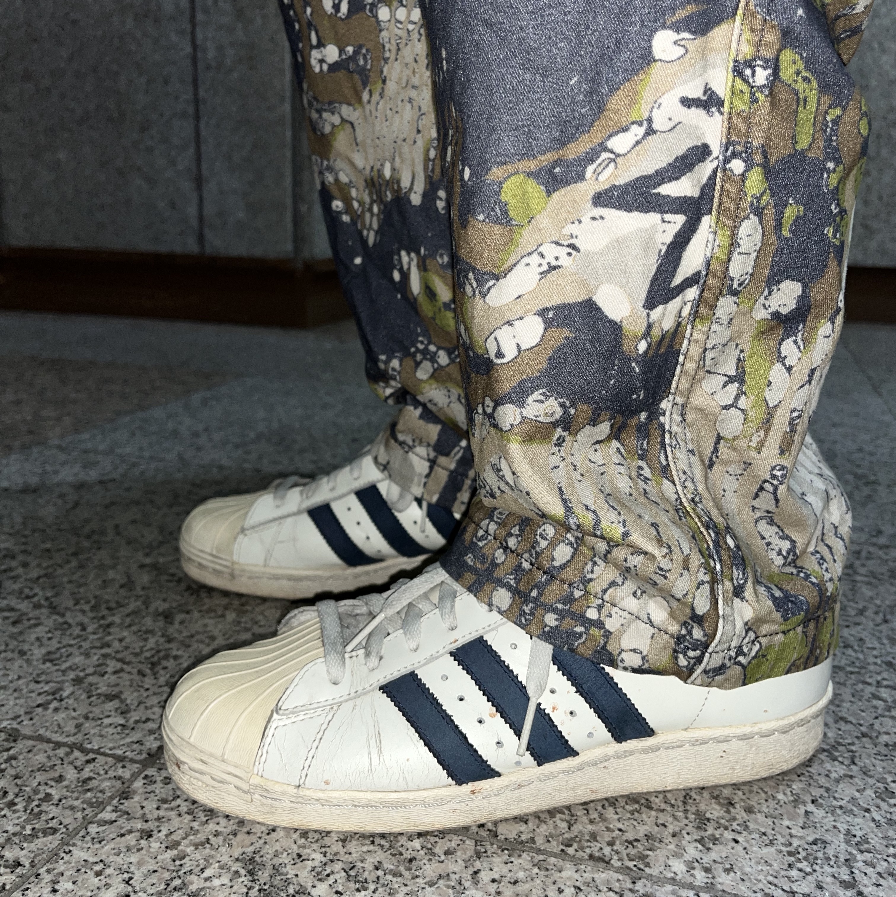 Adidas Superstar 80s DLX Vintage White Collegiate Navy, Stussy Veil Camo Beach Pants Terranea 착용 스타일