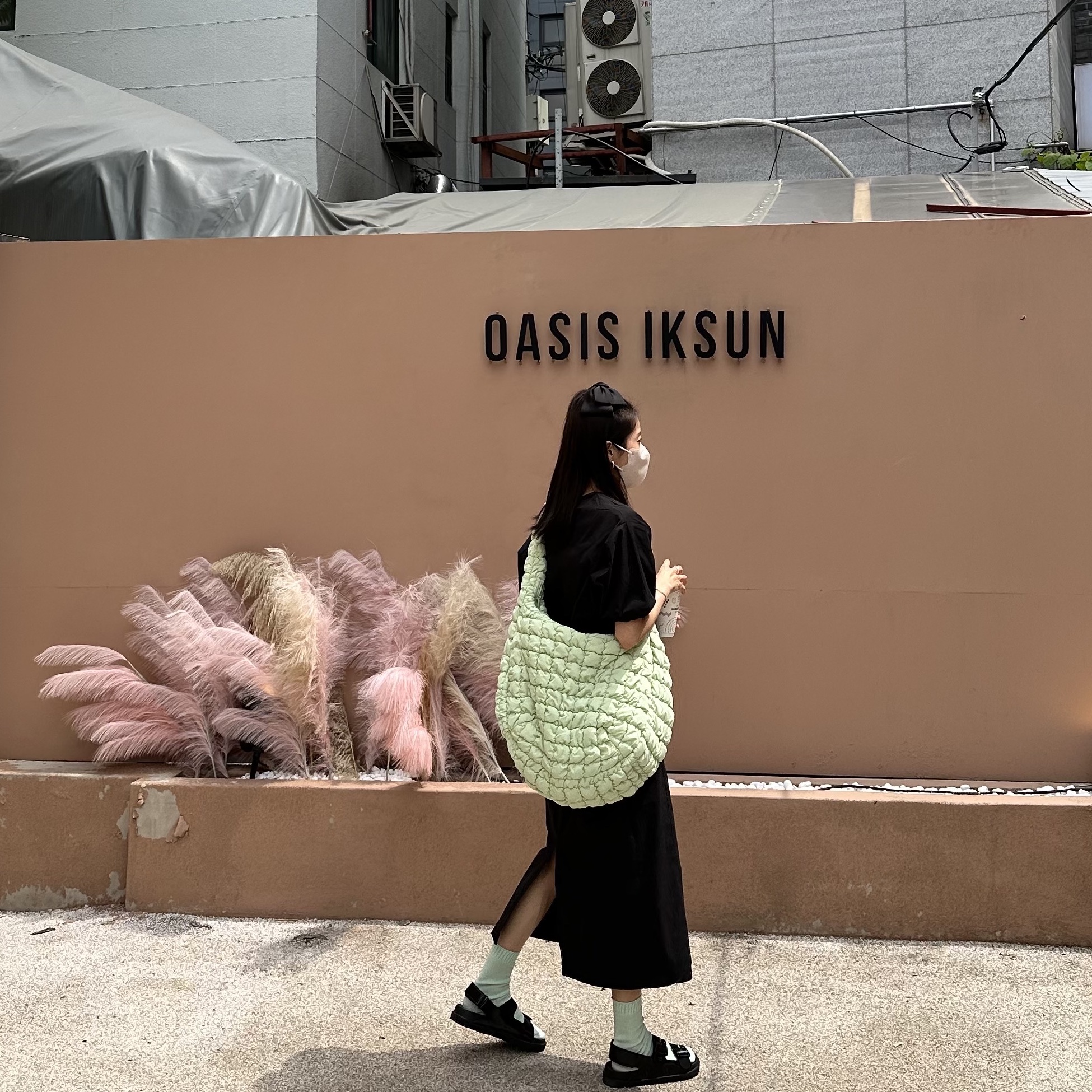 COS Quilted Oversized Shoulder Bag Green, (W) Gucci Mini Double G Rubber Slide Sandal Black 착용 스타일 - 2