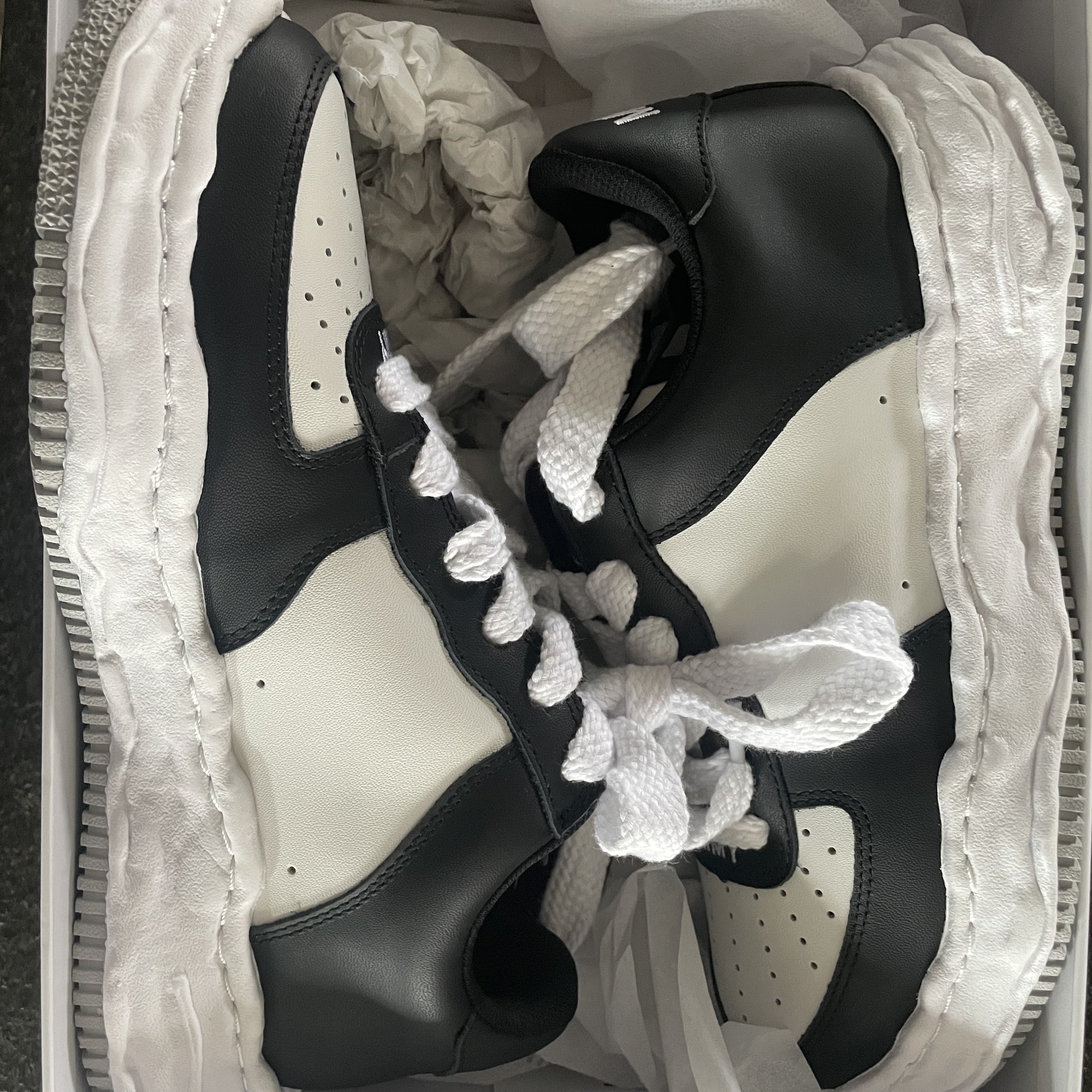Maison Mihara Yasuhiro Wayne OG Sole Leather Low-top Sneakers Black White 착용 스타일 - 2