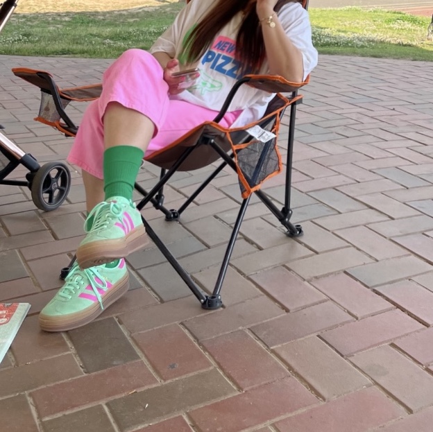 (W) Adidas Gazelle Bold Pulse Mint Pink 착용 스타일 - 1