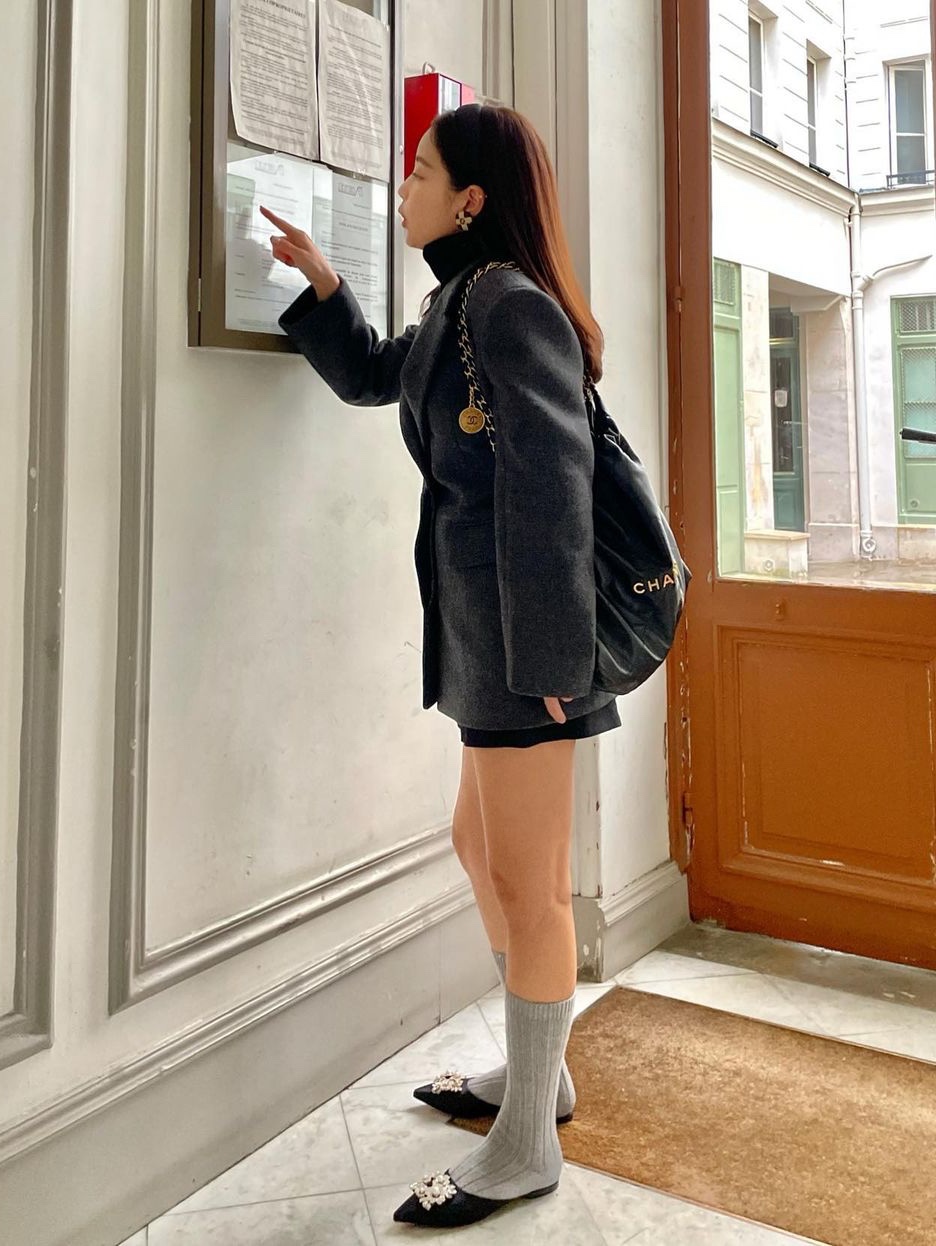 Chanel 22 Medium Handbag Shiny Calfskin & Gold Black 착용 스타일