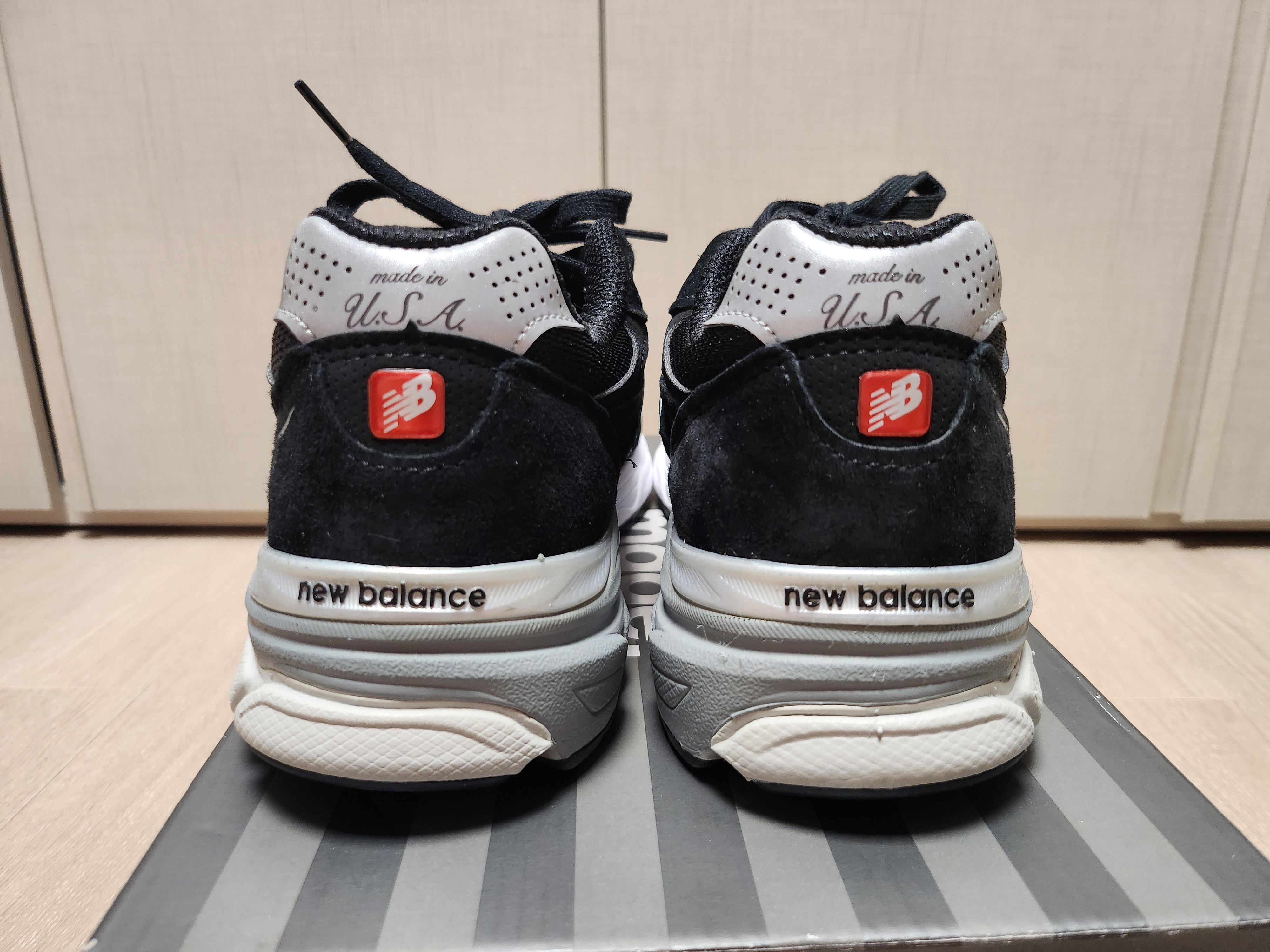 New Balance 990v3 Made in USA Black - D Standard, New Balance 990v3 Made in USA Navy - D Standard 착용 스타일 - 5