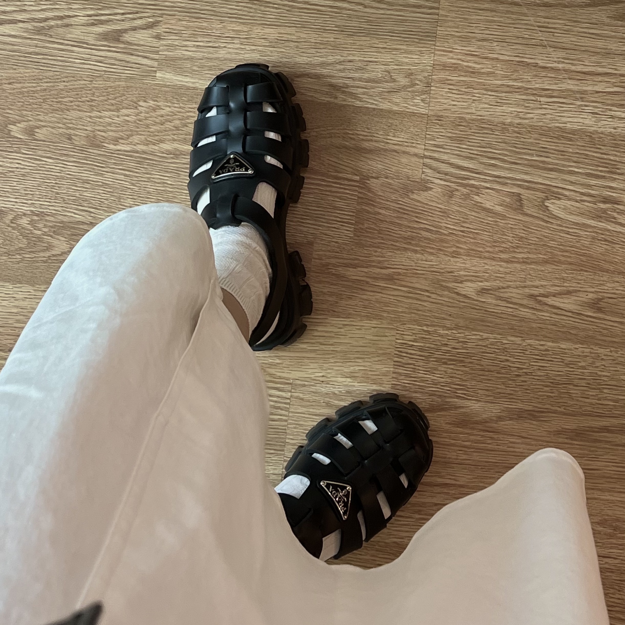 (W) Prada Rubber Sandal Black, COS Quilted Mini Bag Light Grey 착용 스타일 - 2
