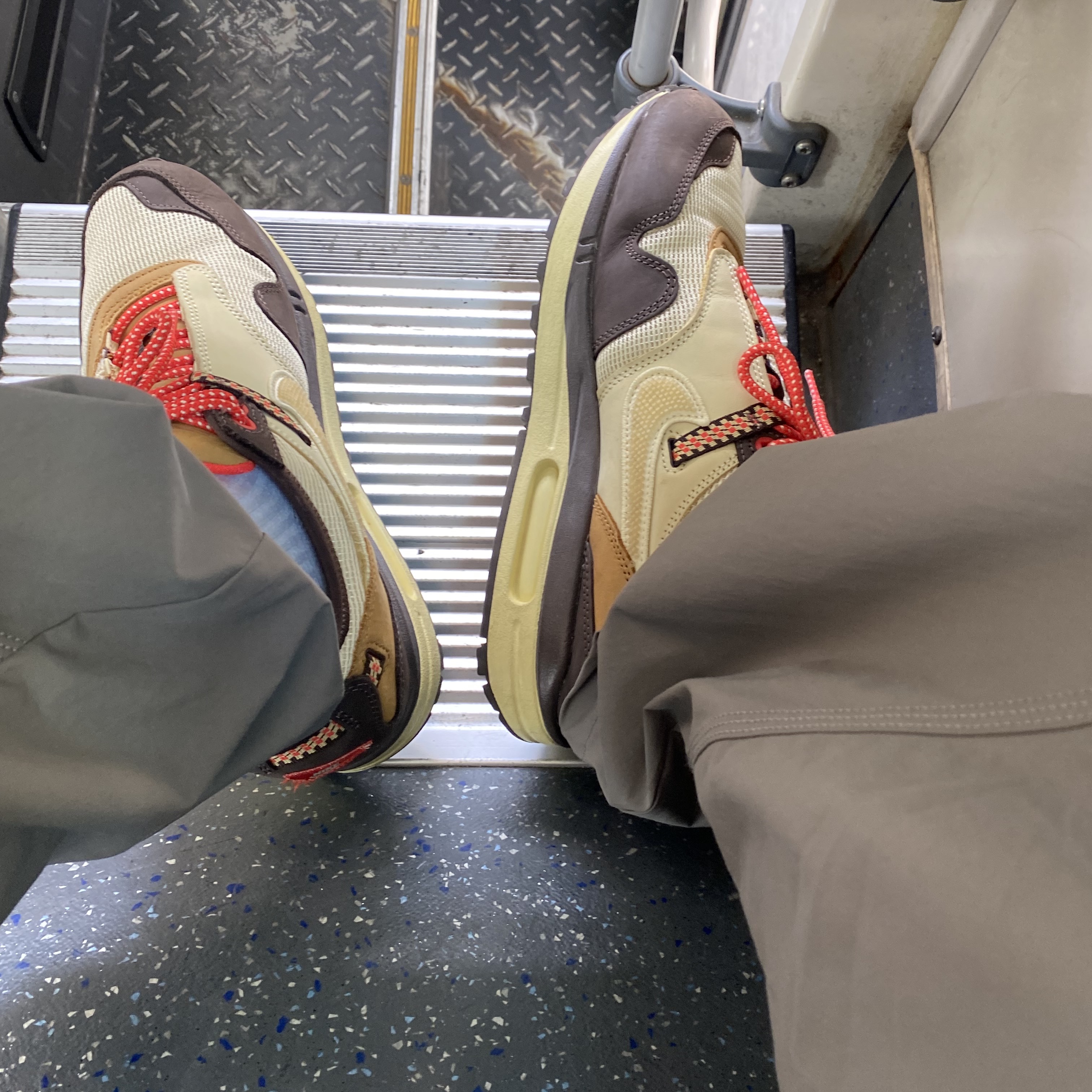 Sansan Gear Snap Pants Mud Khaki - 23SS, Nike x Travis Scott Air Max 1 Cact.us Brown 착용 스타일
