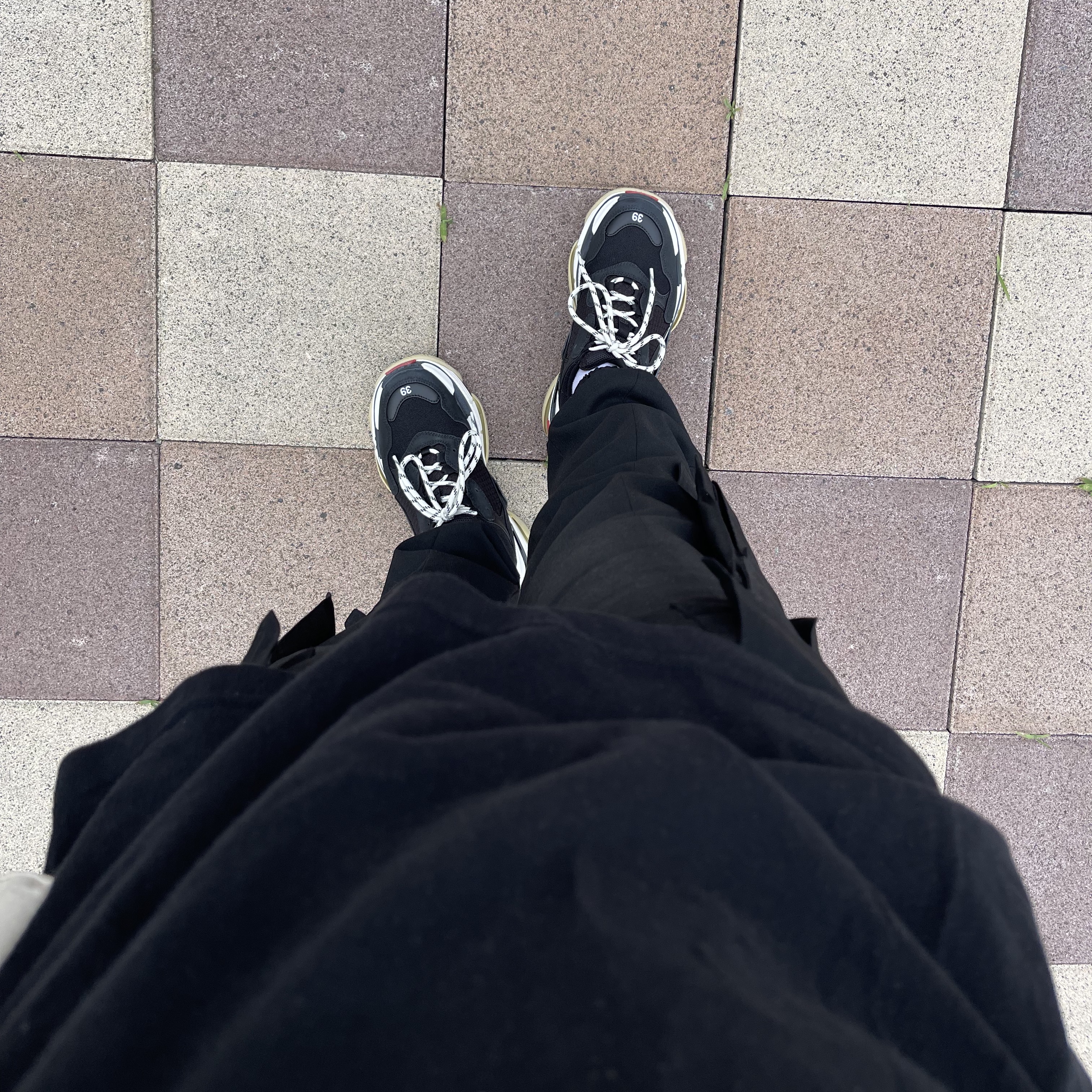 Balenciaga Triple S Sneakers Black Red 2022 착용 스타일
