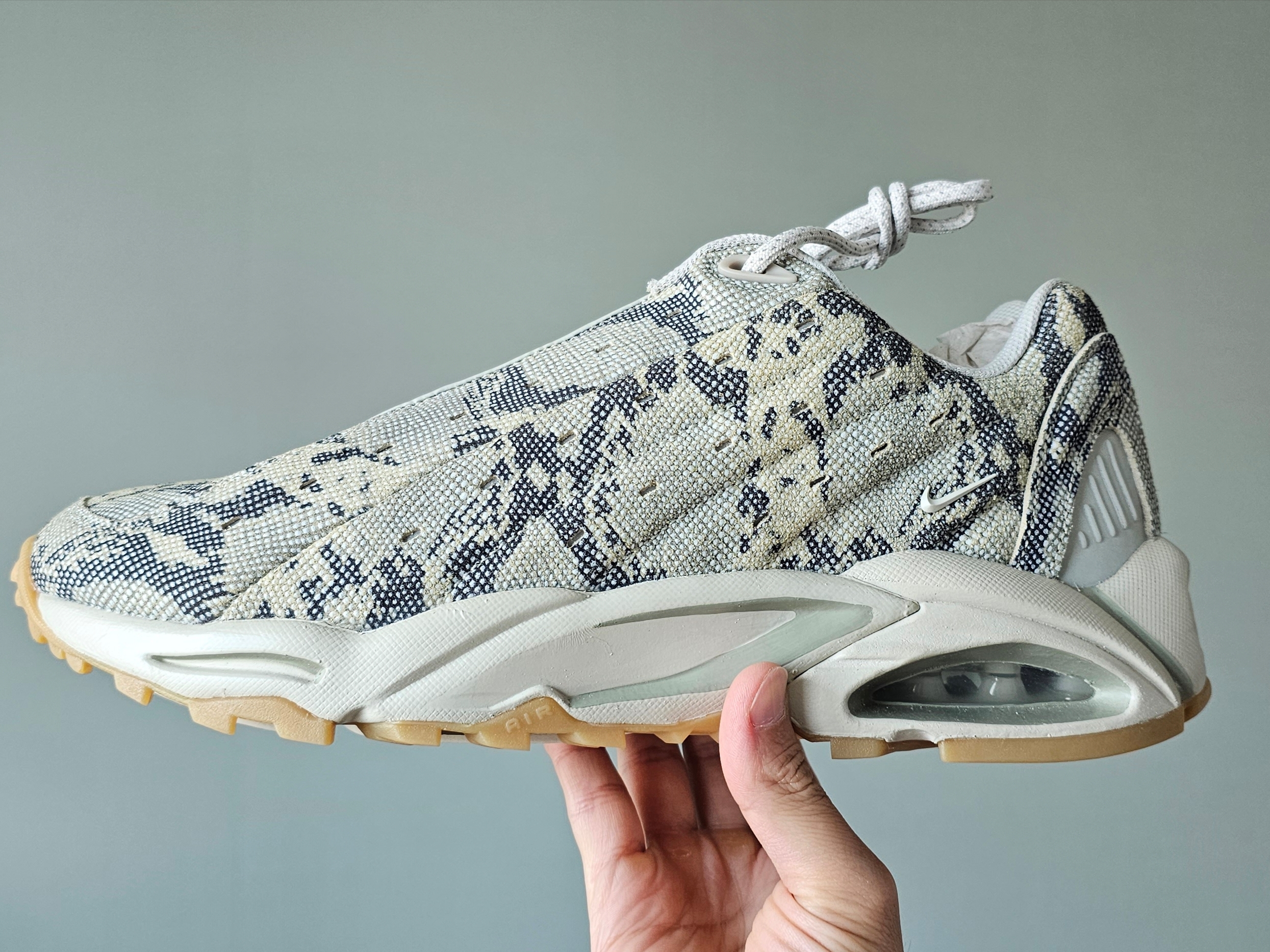 Nike x Drake Nocta Hot Step Air Terra Light Bone 착용 스타일