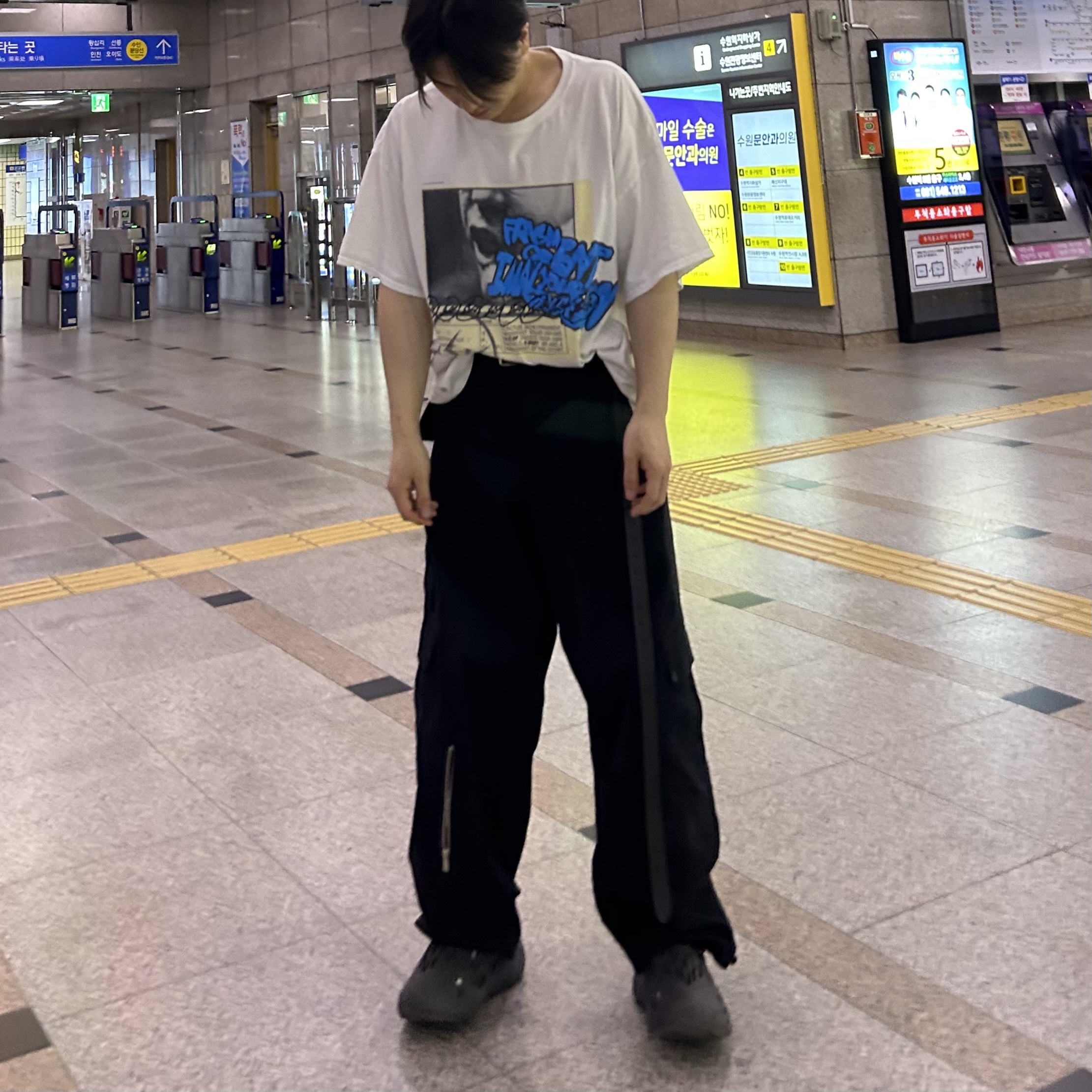 Adidas Yeezy Foam RNNR Onyx 착용 스타일 - 4