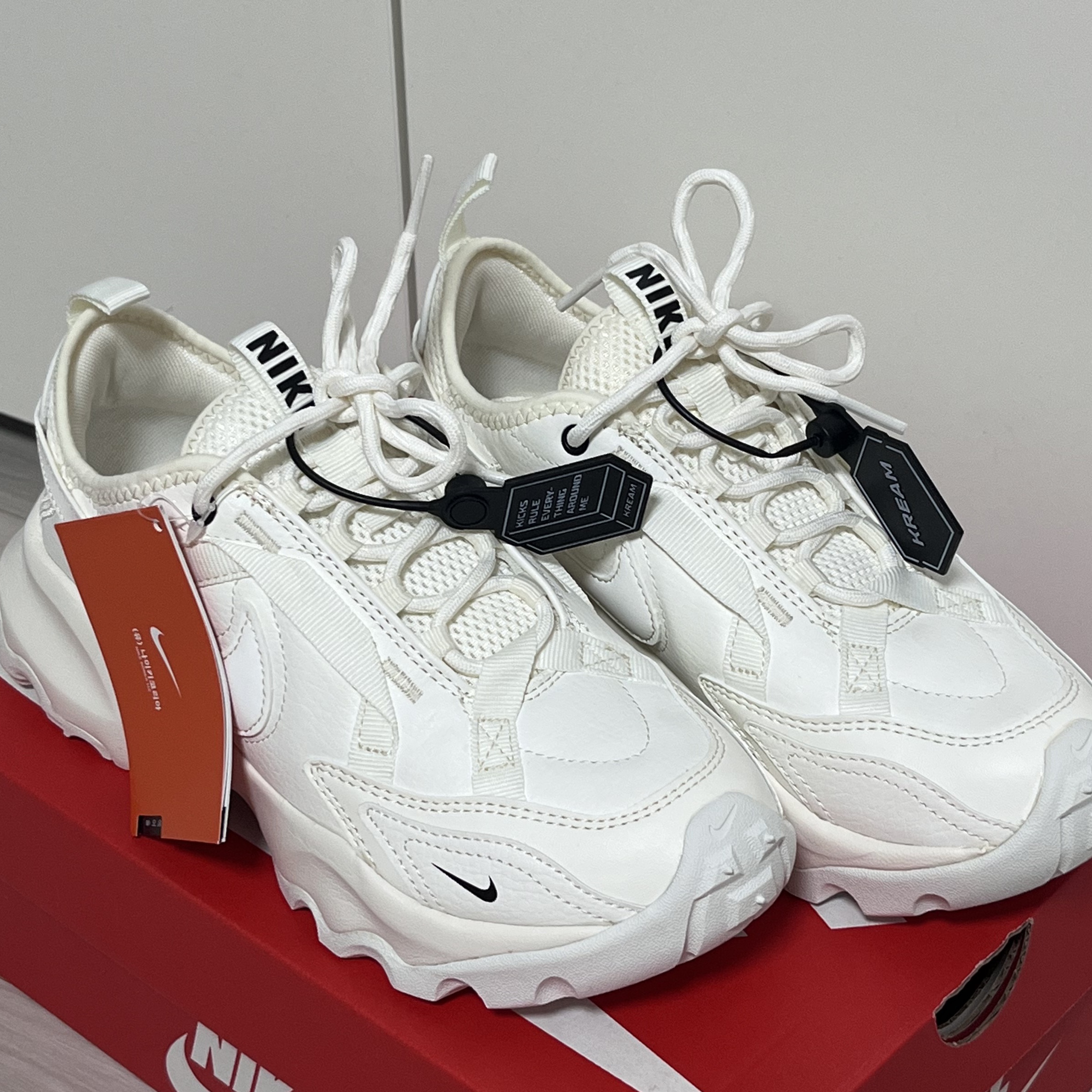 (W) 나이키 TC 7900 서밋 화이트 착용 스타일