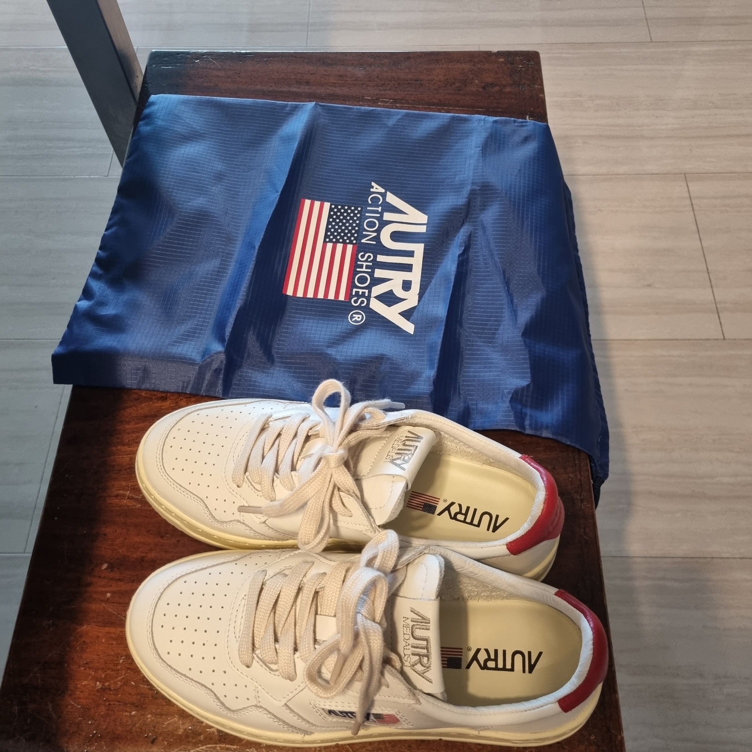 (W) Autry Medalist Low Leather Sneakers White Red 착용 스타일 - 2