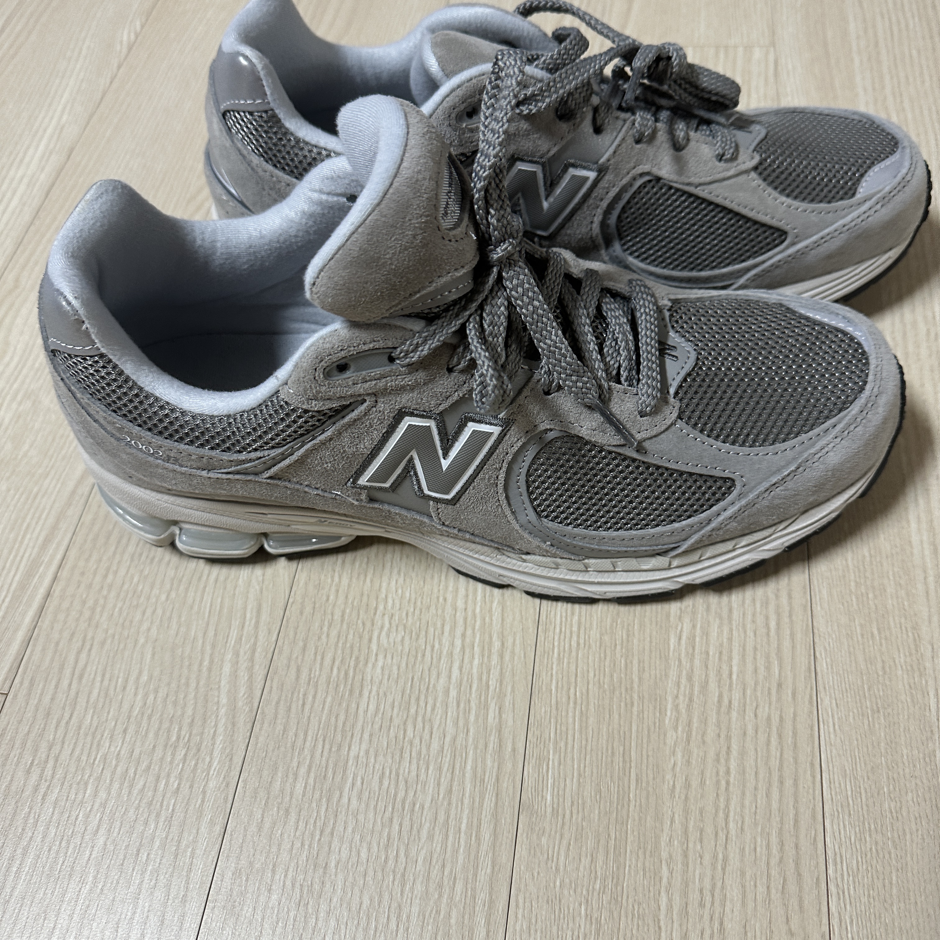 New Balance 2002R Grey 착용 스타일