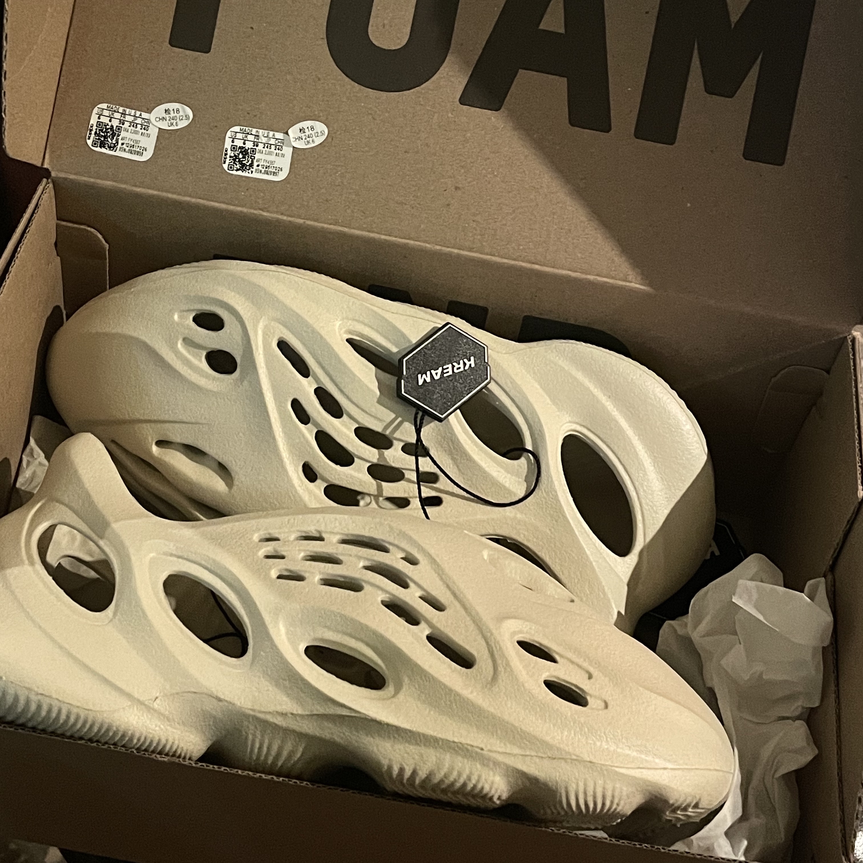 Adidas Yeezy Foam RNNR Sand 착용 스타일