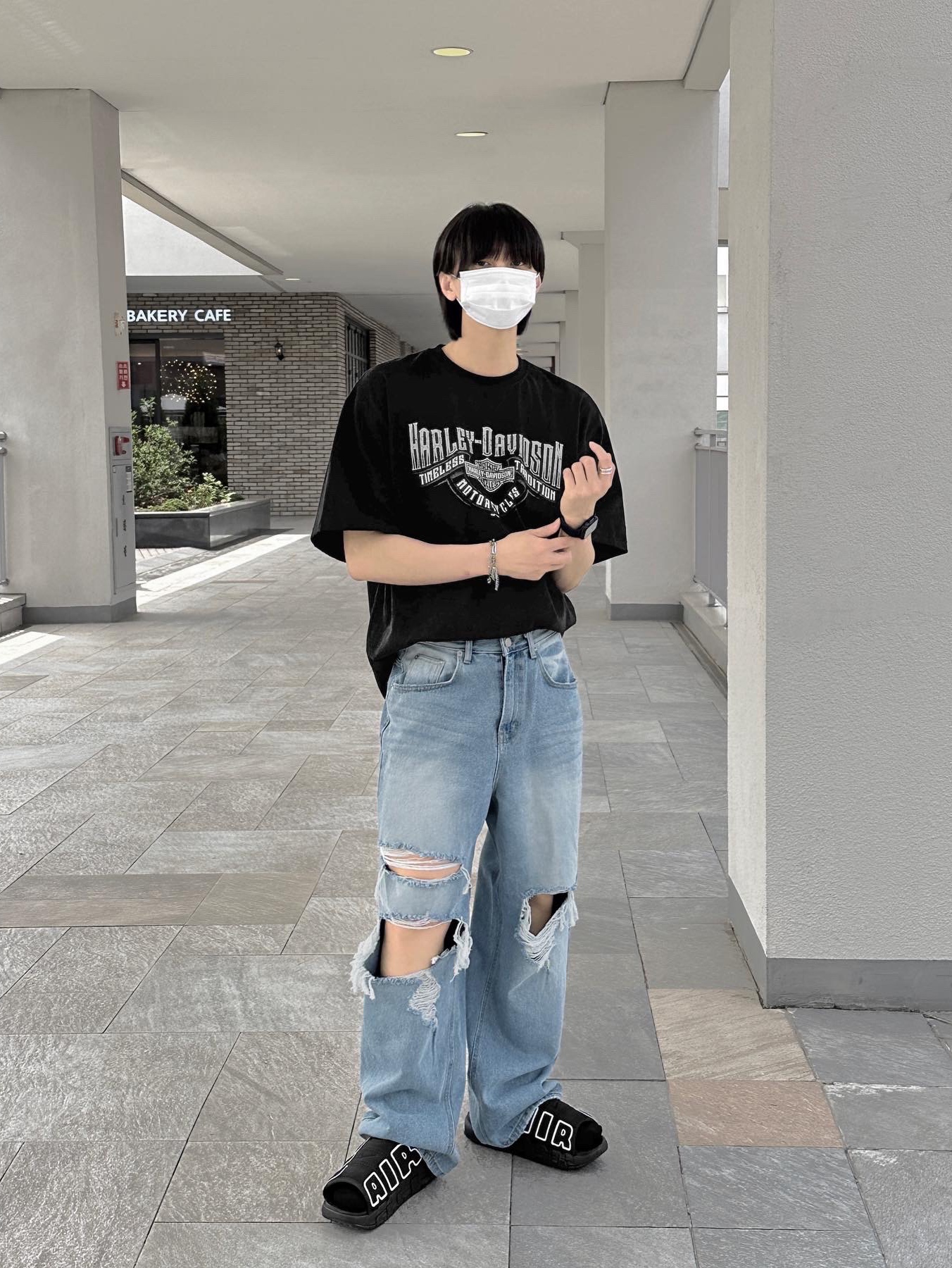 Nike Air More Uptempo Slide Black White 착용 스타일 - 4