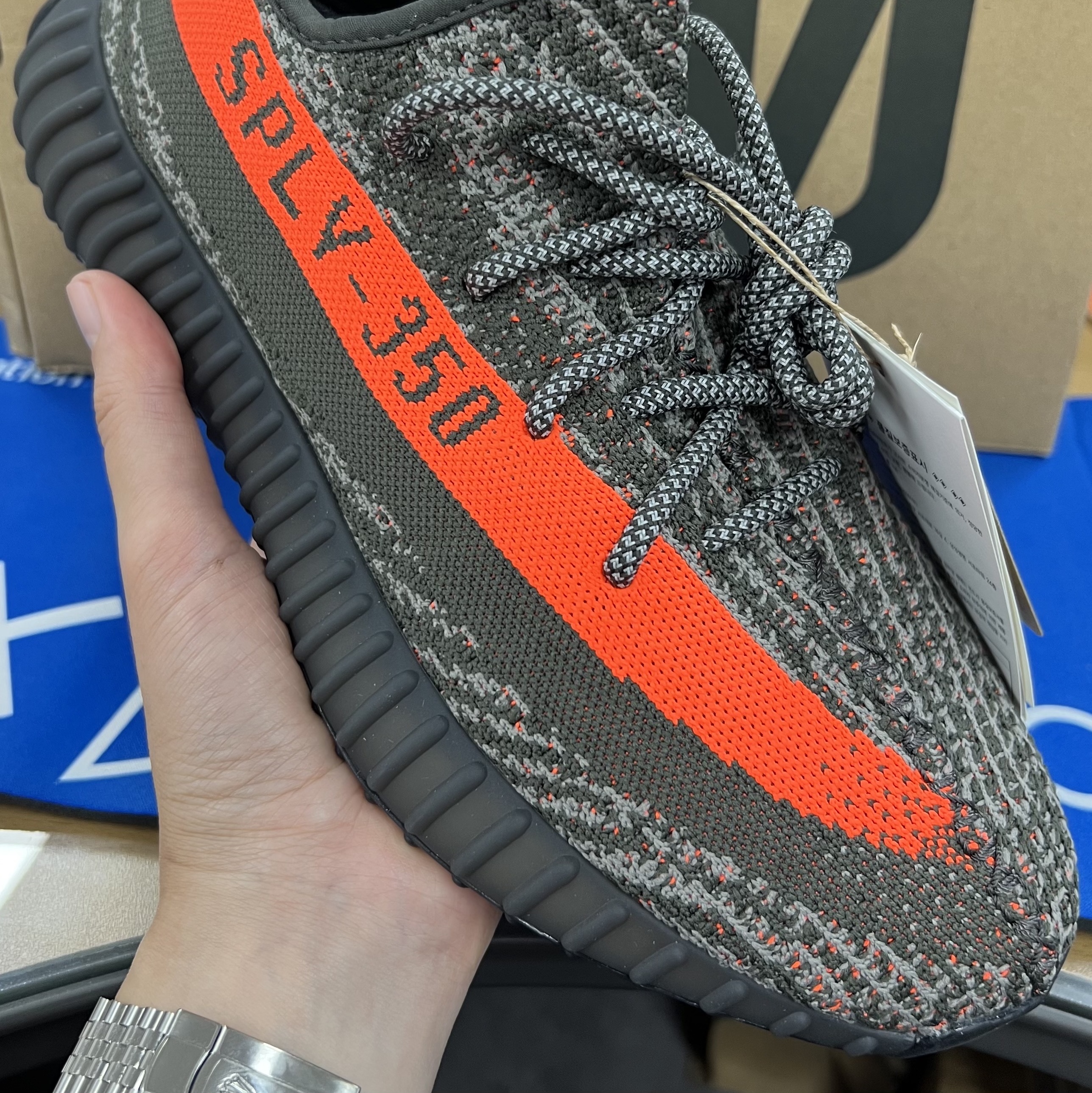 Adidas Yeezy Boost 350 V2 Carbon Beluga 착용 스타일