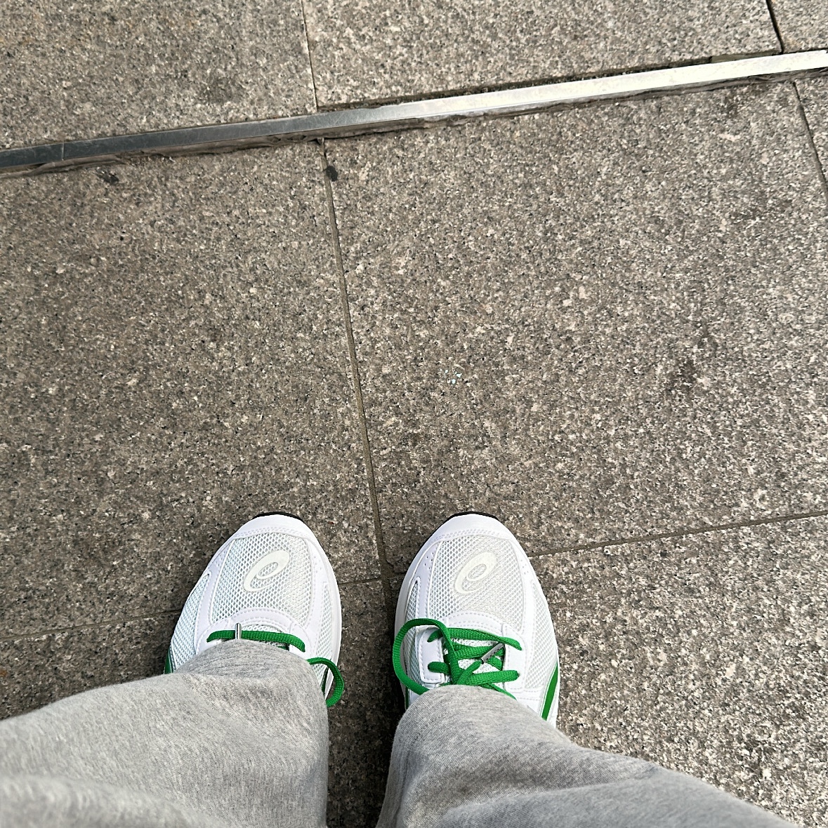 Asics Jog 100 S White Green - 2E Wide 착용 스타일 - 1