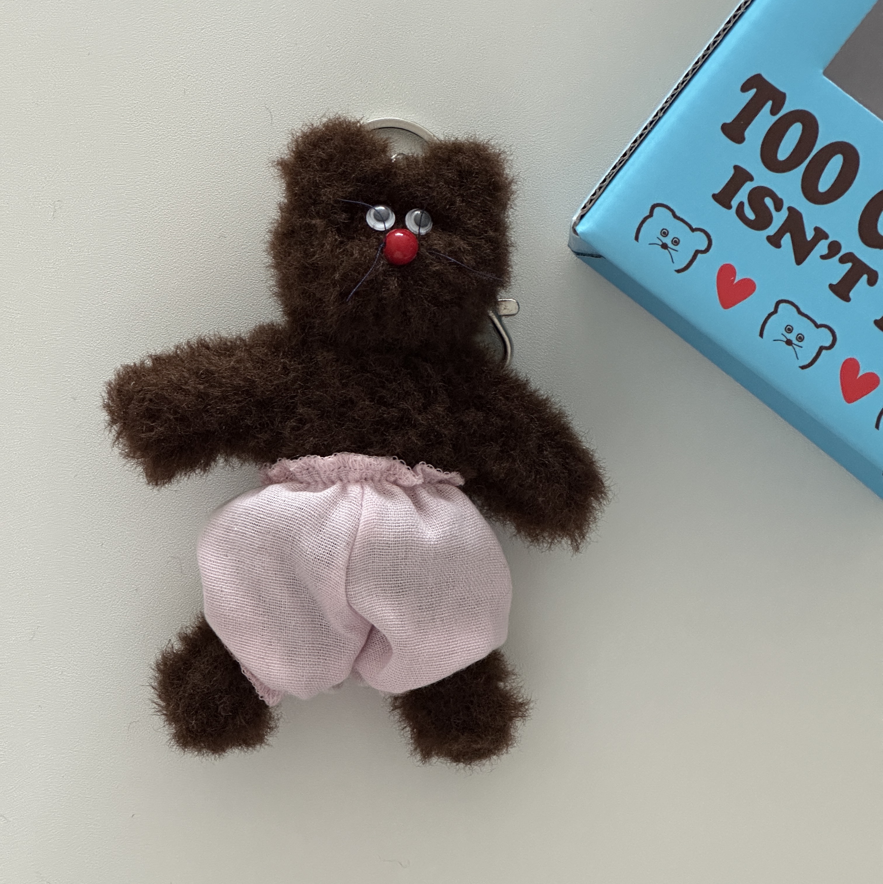 [KREAM 단독] Monamhee Bred Keyring with Pink Pants Brown 착용 스타일