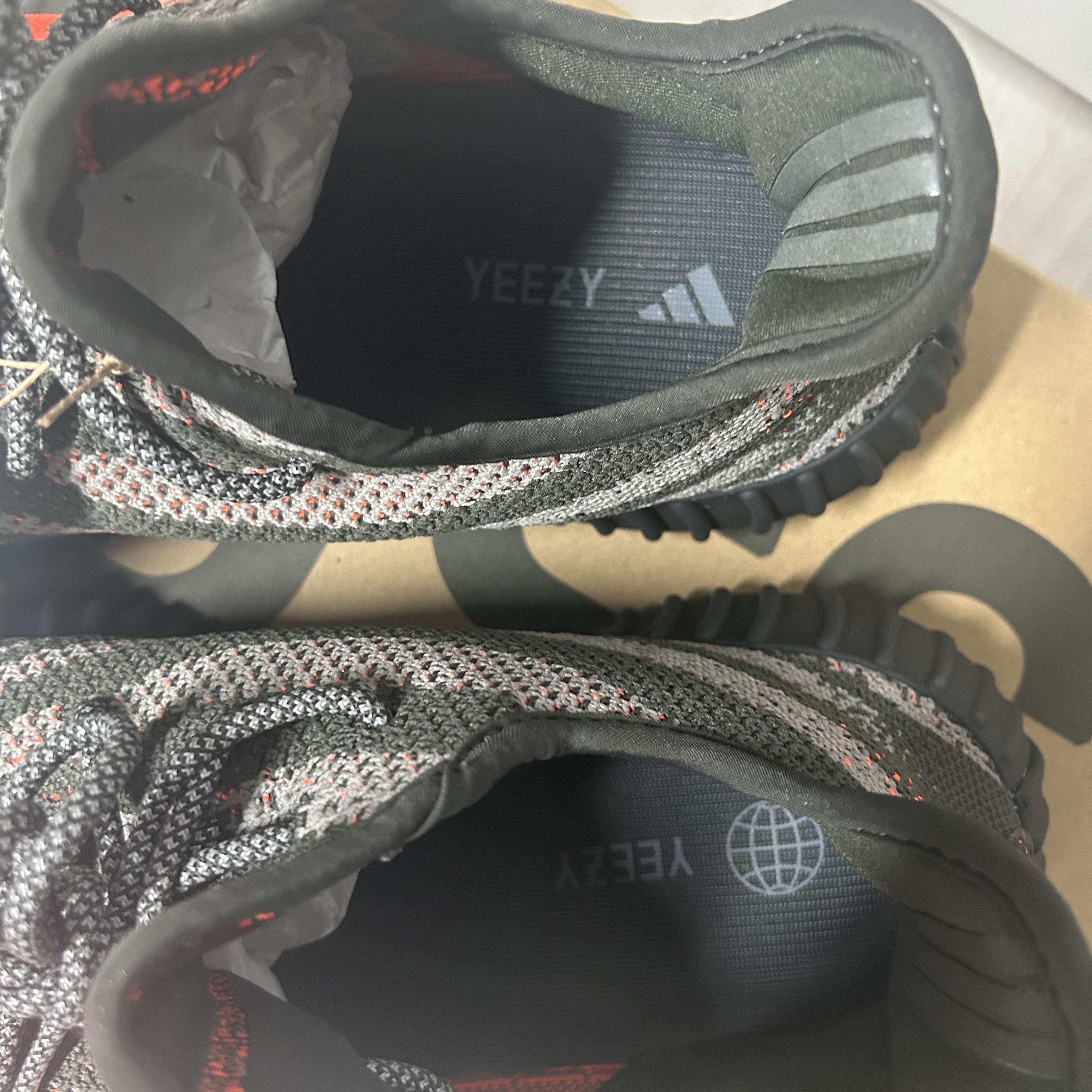 Adidas Yeezy Boost 350 V2 Carbon Beluga 착용 스타일