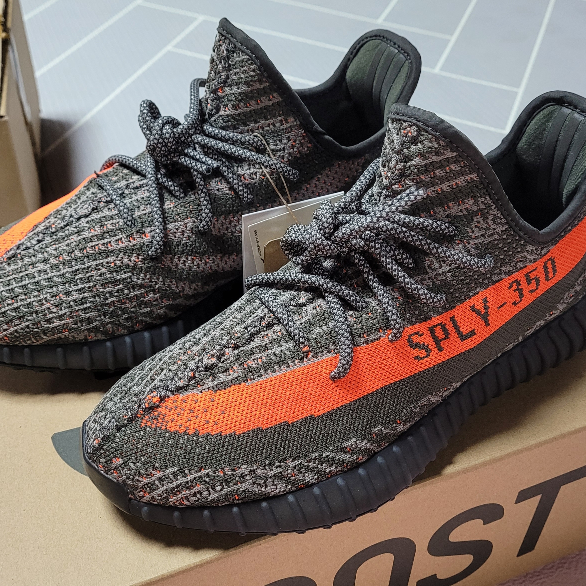 Adidas Yeezy Boost 350 V2 Carbon Beluga 착용 스타일