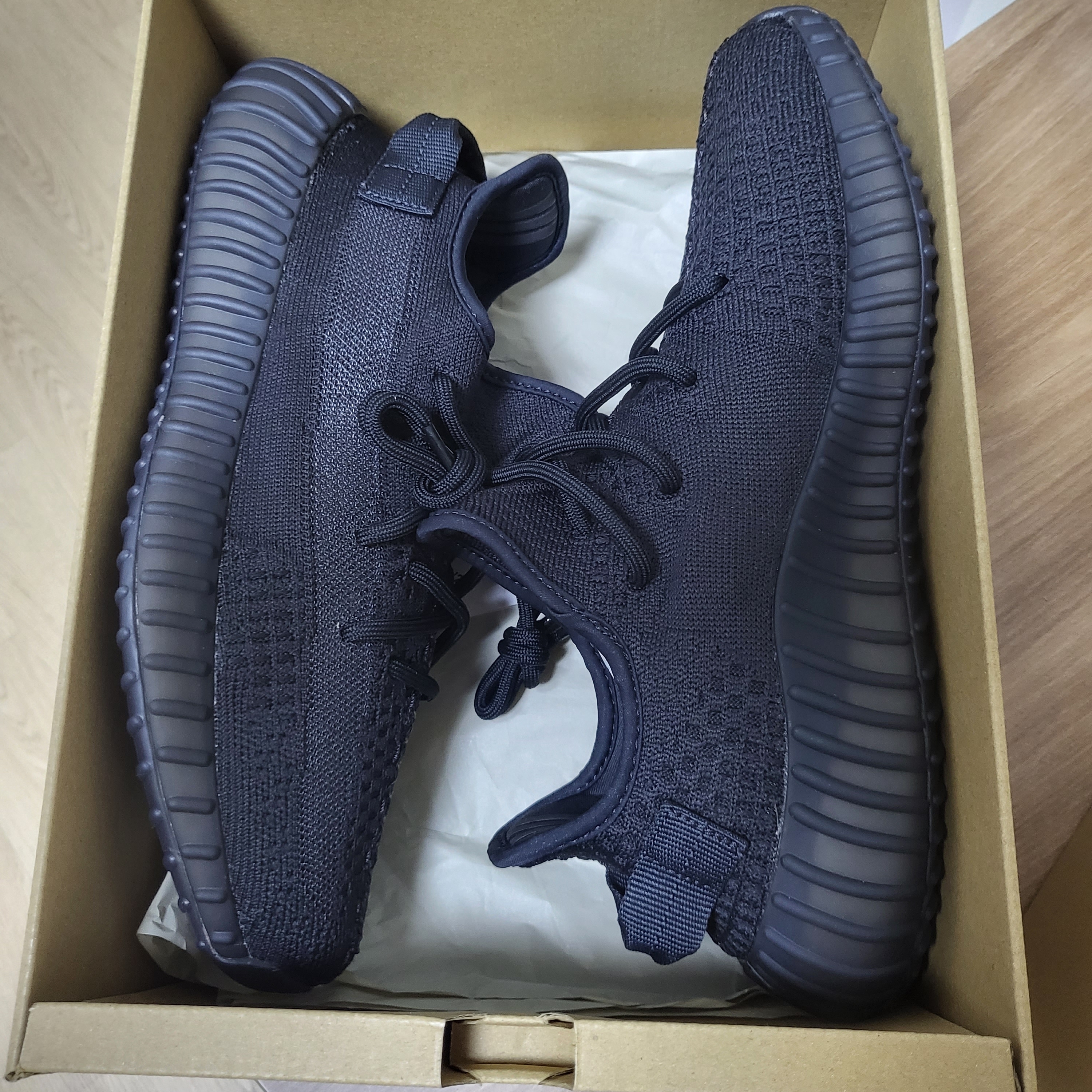 Adidas Yeezy Boost 350 V2 Onyx 착용 스타일 - 1