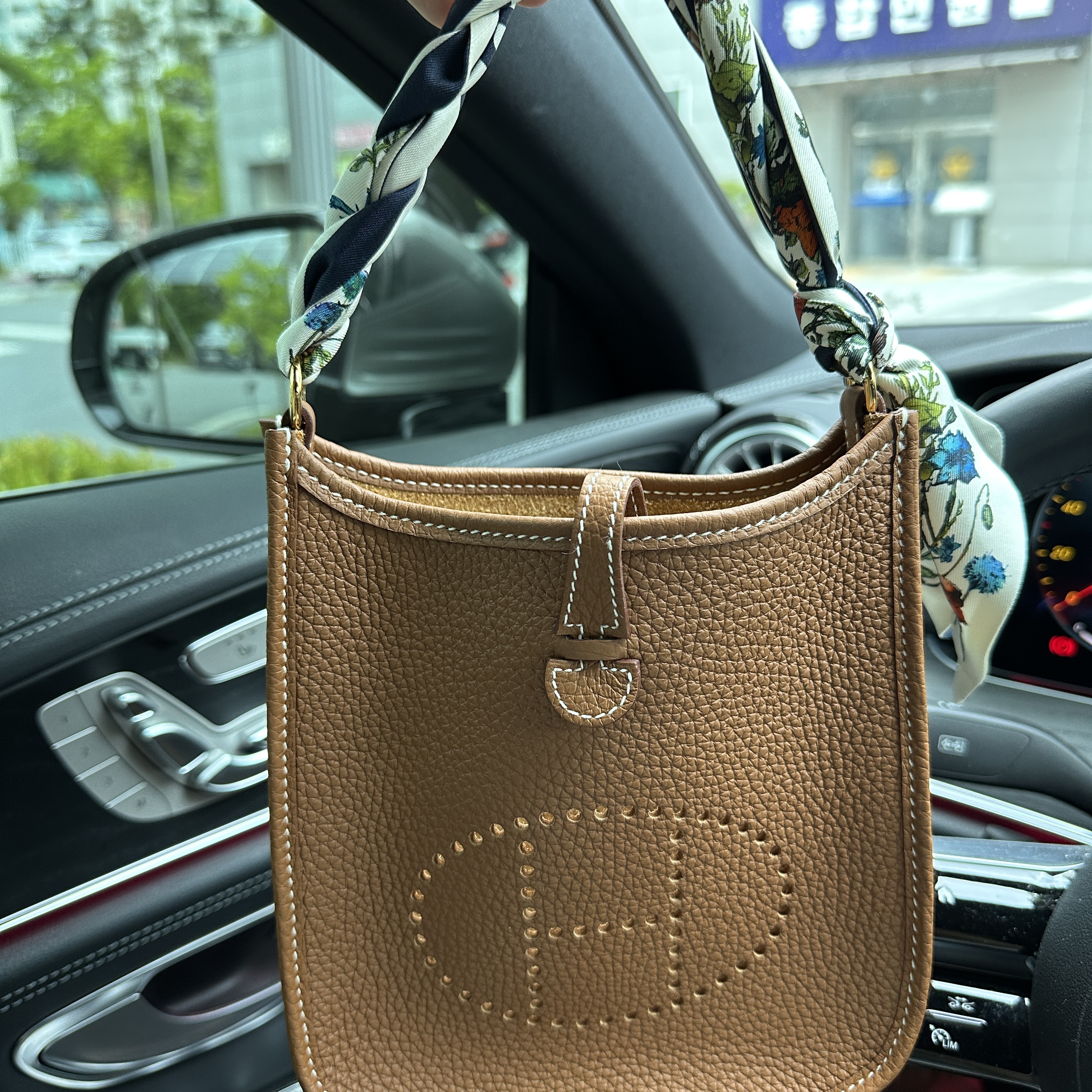 Hermes Evelyne 16 Amazone Bag Clemence & Gold 착용 스타일