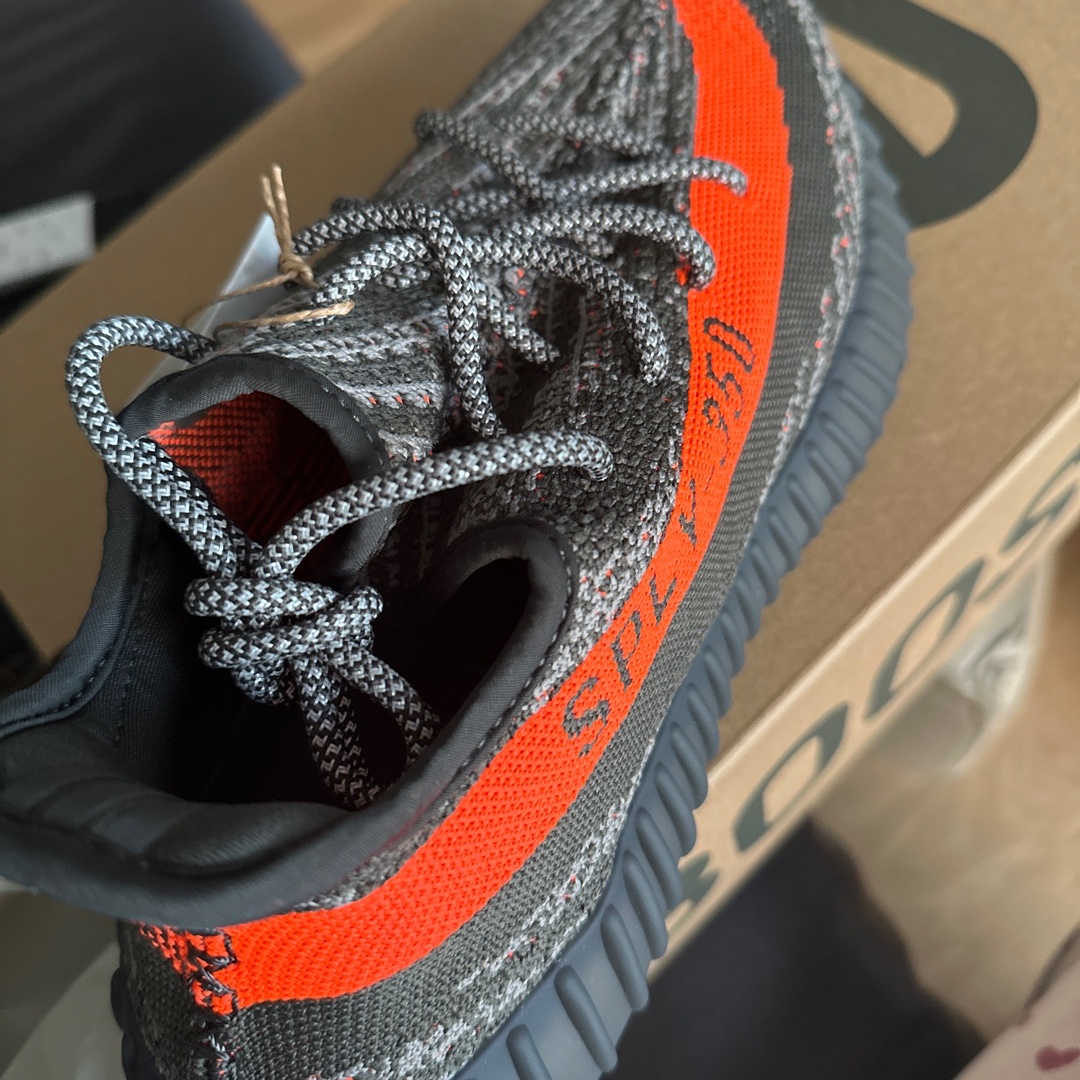 Adidas Yeezy Boost 350 V2 Carbon Beluga 착용 스타일
