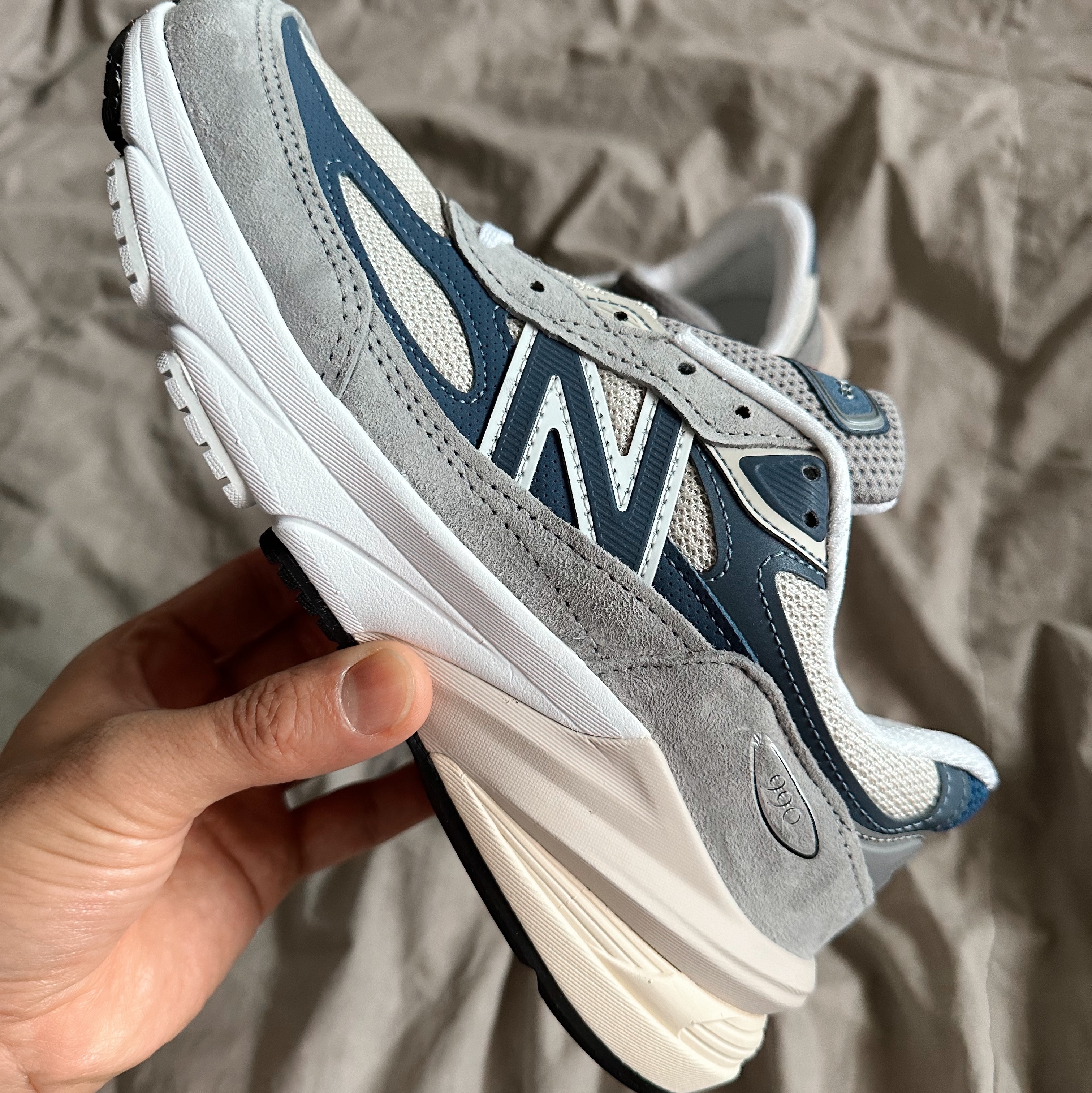 뉴발란스 990v6 메이드 인 USA 그레이 스웨이드 착용 스타일 - 2